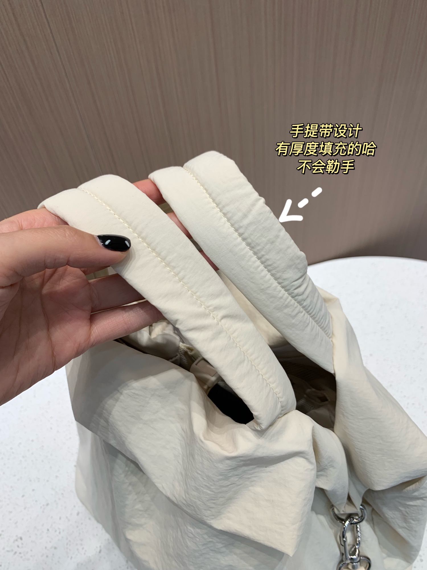 包型非常的立体，整只包简约百搭的哈，一枚小小的金属Logo点缀，底部也是有立体感的，卡扣开合安全便捷 4