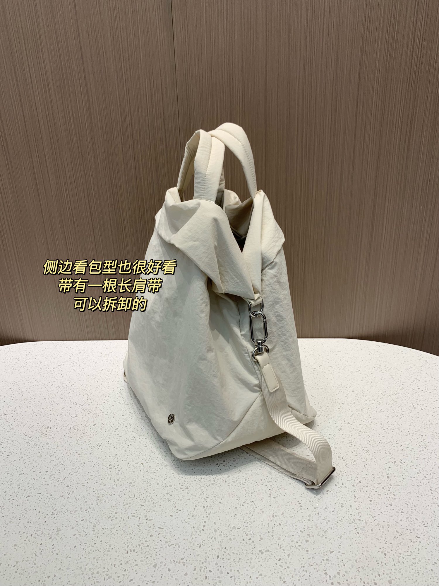 包型非常的立体，整只包简约百搭的哈，一枚小小的金属Logo点缀，底部也是有立体感的，卡扣开合安全便捷 2
