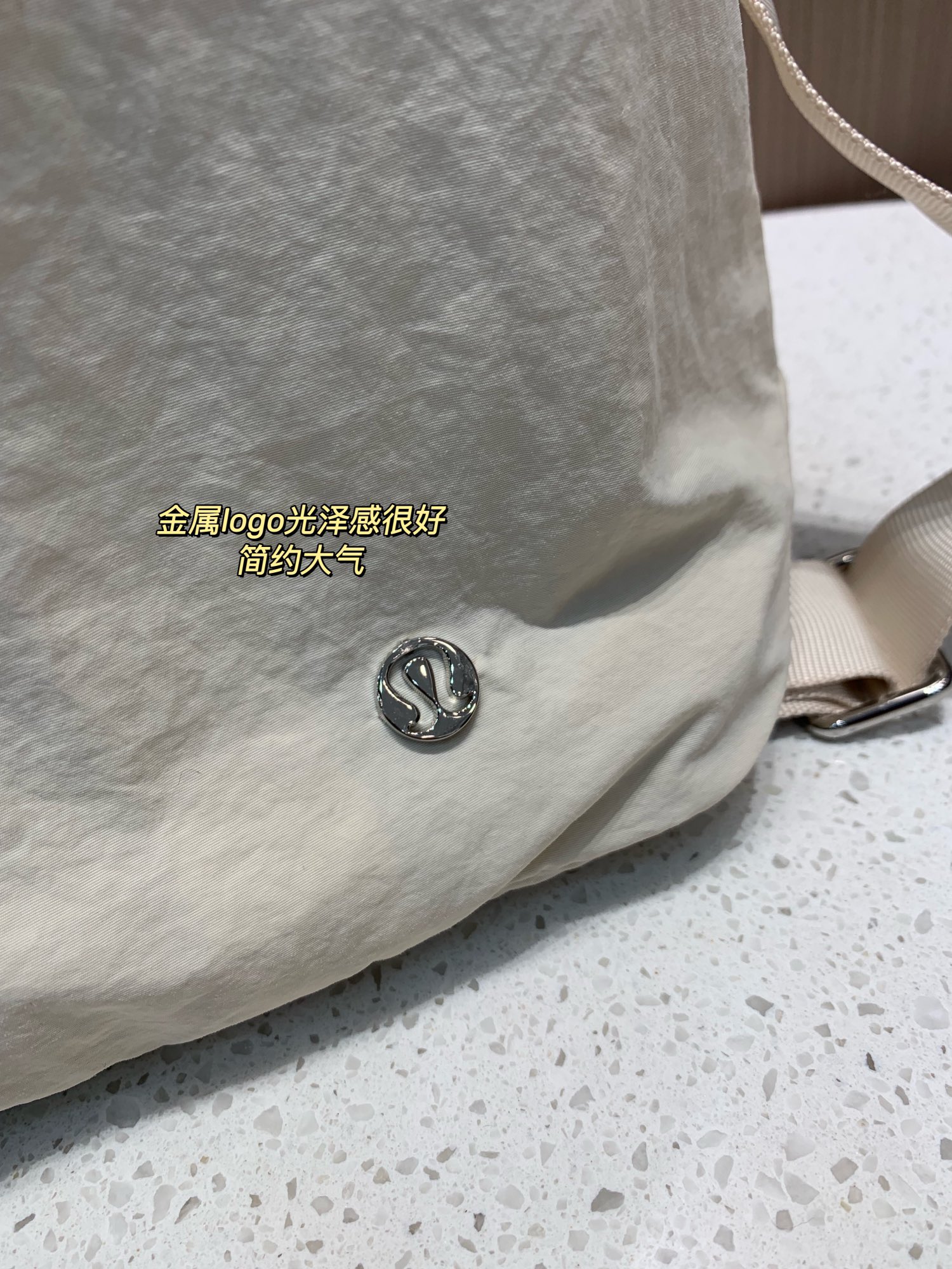 包型非常的立体，整只包简约百搭的哈，一枚小小的金属Logo点缀，底部也是有立体感的，卡扣开合安全便捷 3