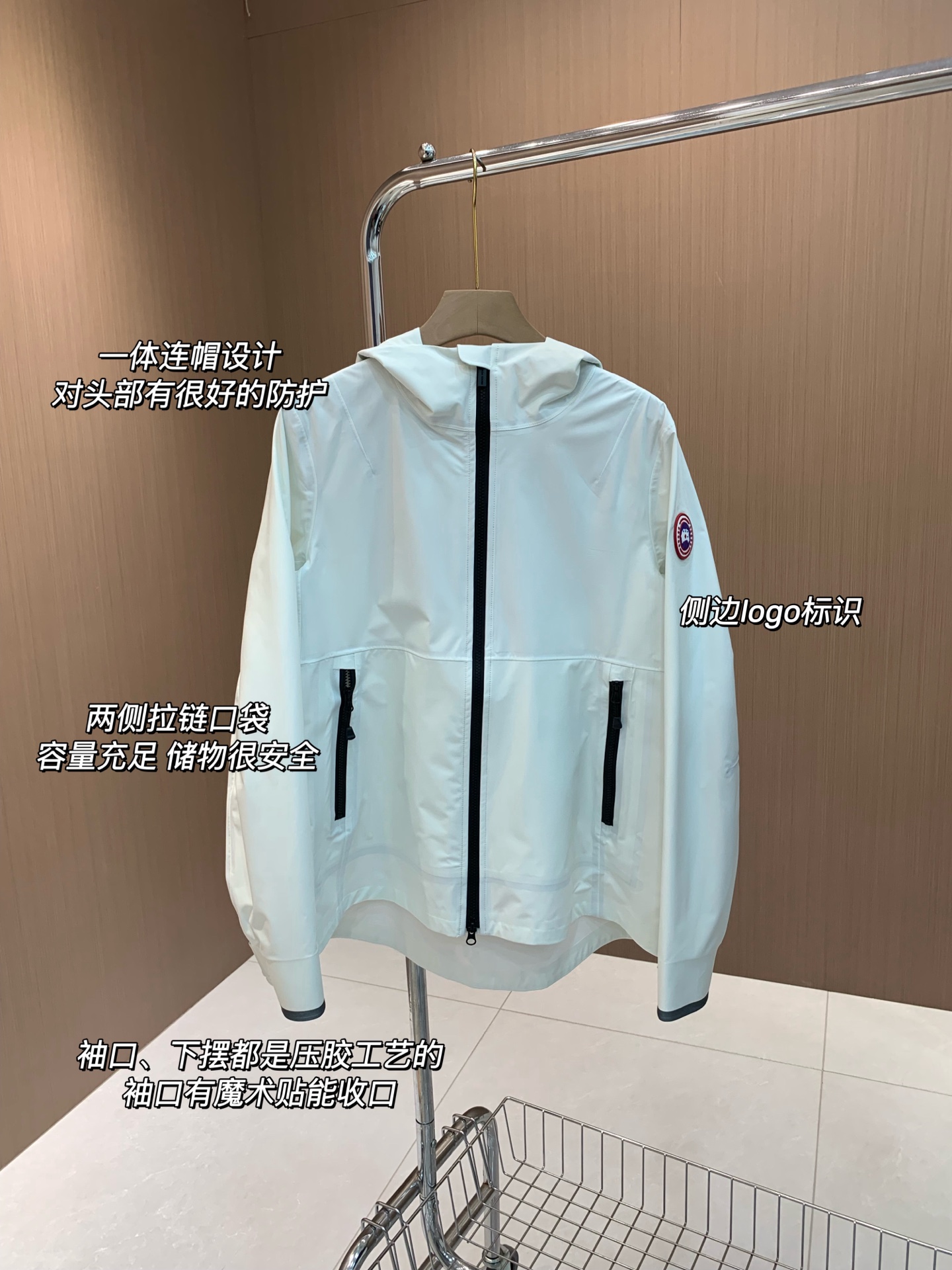 400💰（编号3）
大鹅｜Kenora系列防风防水户外冲锋衣
在售同步的，一件5600块了，公司订单
三个颜色，白色，藏青和黑色，搭配上是完全不挑的，整体是立体剪裁的版型，设计简约又大气，不管是日常出街还是户外探险，都能轻松驾驭，妥妥的百搭神器！男女情侣款的哈，小码女生可以穿

⚠️科技面料，手感挺括，质地细腻绵密，稳固有型，久穿不变形，质感非常好，有效防风、防泼水，防护性强。

压胶⚠️
通身采用全压胶密封工艺，不容易渗水，防护性超强

连帽冲锋衣版型
➡️ 一体连帽款式，帽檐加宽做了压胶，戴上后不仅能全方位挡住风雨，还不会影响视野。而且帽子可以根据需求调节松紧。
➡️ 两侧有拉链口袋设计，储物很方便，安全感满满。
➡️门襟采用双向拉链开合，袖口魔术贴调节及下摆卡扣调节系统，实现全身多方位防护。
➡️ 衣身、袖子都是立体剪裁、缝制的，根据人体工学设计，活动舒适没有拘束感。
➡️后背镶片设计，里面有网布拼接哈，有很好的通风效果，透气性很好，穿着运动也不会闷热。

码数推荐
S建议女90到115，建议男120到135
M建议女115到130，建议男135到155
L建议女130到150，建议男155到175