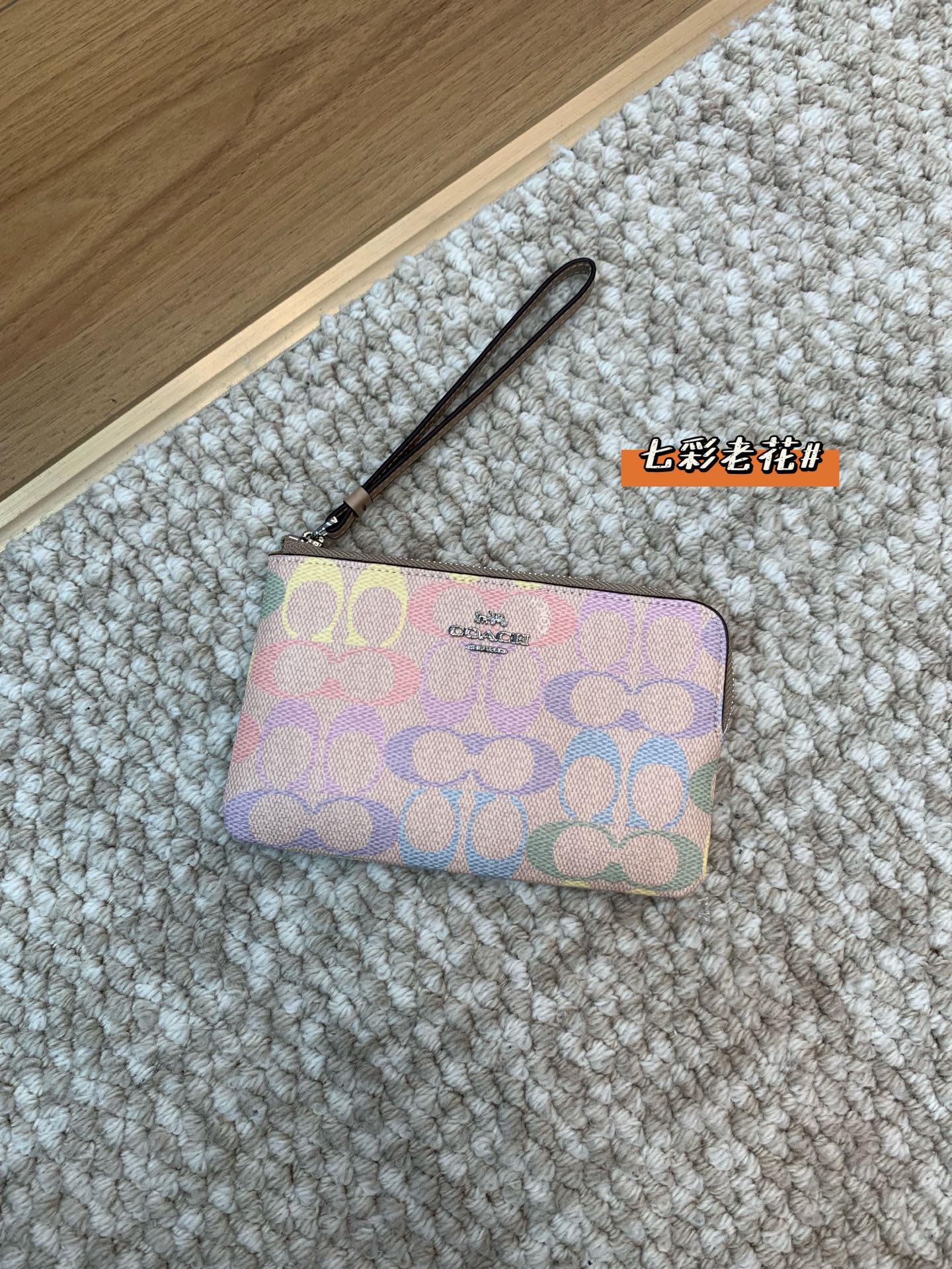 NO:811733,The Corner Zip presbyopic clutch bag is here. It’s a compact one. It’s just the right size and light enough to have no presence. You can just carry it out when you go out. The classic presbyopic bag has a low-key sophistication. It can be paired with T-shirts, dresses, and professional attire to make ordinary outfits look classier!  One cabinet is selling hundreds of models. These batches are all genuine foreign trade orders undertaken by the company. They are good products from the pure Y channel. The presbyopia fabrics are supplied by customers. Everyone can rest assured of the quality. No matter the style or age, you can give it to your best friend or your mother. It doesn’t hurt if you make it casually. You can’t live without it when you go out or travel lightly. The price-performance ratio is very good!  I really recommend stocking up on two more!  Material: Customer-supplied Y-version PVC presbyopic fabric, which feels stiff and ribbed, and is not easy to collapse after long-term use. It is wear-resistant, waterproof and oil-proof. It is not afraid of daily dirt and splashes in rainy days. If it gets dirty, it can be wiped clean with a wet wipe. It is very worry-free to take care of. The black and blue denim models are made of customer-supplied denim denim fabric, which is a special limited edition in this series!  The fabric is crisp and stylish, with the unique texture of denim. You can feel the solid texture with your hands, and it is not easy to collapse and deform. It is wear-resistant and anti-wear. The denim fabric itself is very scratch-resistant. It is not afraid of snagging or wear in daily use, and it will not show signs of wear after being used for a long time. Bag shape  The simple and neat rectangular bag shape has just the right capacity, and the zipper opens and closes smoothly without any lag. It has its own card slots, so you can put access cards and bank cards directly, so you don’t have to dig through the bag for a long time to find it. The extra-long wrist strap design makes it feel secure when put on your wrist. You don’t have to worry about slipping the bag while squeezing in the subway or going to the market. It’s practical and full!  We have a total of 13 colors to choose from!  There are classic presbyopia styles, gentle solid color styles, cute print styles, and patchwork styles, all of which are perfect whether you keep them for yourself or give them away!  This price is really a bargain. If you’re slow, you won’t get it. Hurry up!  Let’s take a look at the 9 colors first. Size*10*1.5, trendy department store, handbag, skirts, tees, t-shirt19860909蔻C｜Corner Zip 老花手拿包来了,小巧的一只,尺寸刚好、轻到没存在感,随手一拎就能出门,经典老花自带低调精致感,搭T恤、连衣裙、职业装都能把普通穿搭拉上质感！柜子一只在售大几百的款,这批全是公司承接的正儿八经外贸订单,纯Y渠道的好货,客供老花面料,品质大家都放心哈,不挑风格不挑年龄,送闺蜜、送妈妈、都可以,随便造也不心疼,日常出门、轻装出行都离不开它,性价比直接拉满！真心建议直接多囤两个！ 材质 客供Y版PVC老花面料,手感挺括有筋骨,久用也不易塌形.耐磨抗造还防水防油,日常蹭到脏污、雨天溅水都不怕,脏了拿湿巾一擦就干净,打理超省心. 黑、蓝牛仔布款采用客供丹宁牛仔面料,是这一系列里质感超特别的限定款！面料挺括有型,自带牛仔独有的肌理感,上手摸得到扎实的纹理,不容易软塌变形,耐磨抗造,牛仔面料本身就很耐刮蹭,日常用不怕勾丝、磨损,用久了也不容易显旧. 包型 简约利落的长方形包型,容量刚刚好,拉链开合顺滑不卡顿,内里自带卡槽位,门禁卡、银行卡直接就能放,不用再翻包找半天.加长款腕带设计,套在手腕上安全感直接拉满,挤地铁、逛市集也不用担心滑手掉包,实用性直接拉满！ 咱们一共13个花色可选！经典老花款、温柔纯色款、可爱印花款、拼接款全都有,不管是自留用还是送人都超合适！这个价位真的是捡漏级福利,手慢直接无,抓紧冲！下面先看9个配色 尺寸*10*1.5,潮品百货,handbag,skirts,tees，t-shirt,accessory