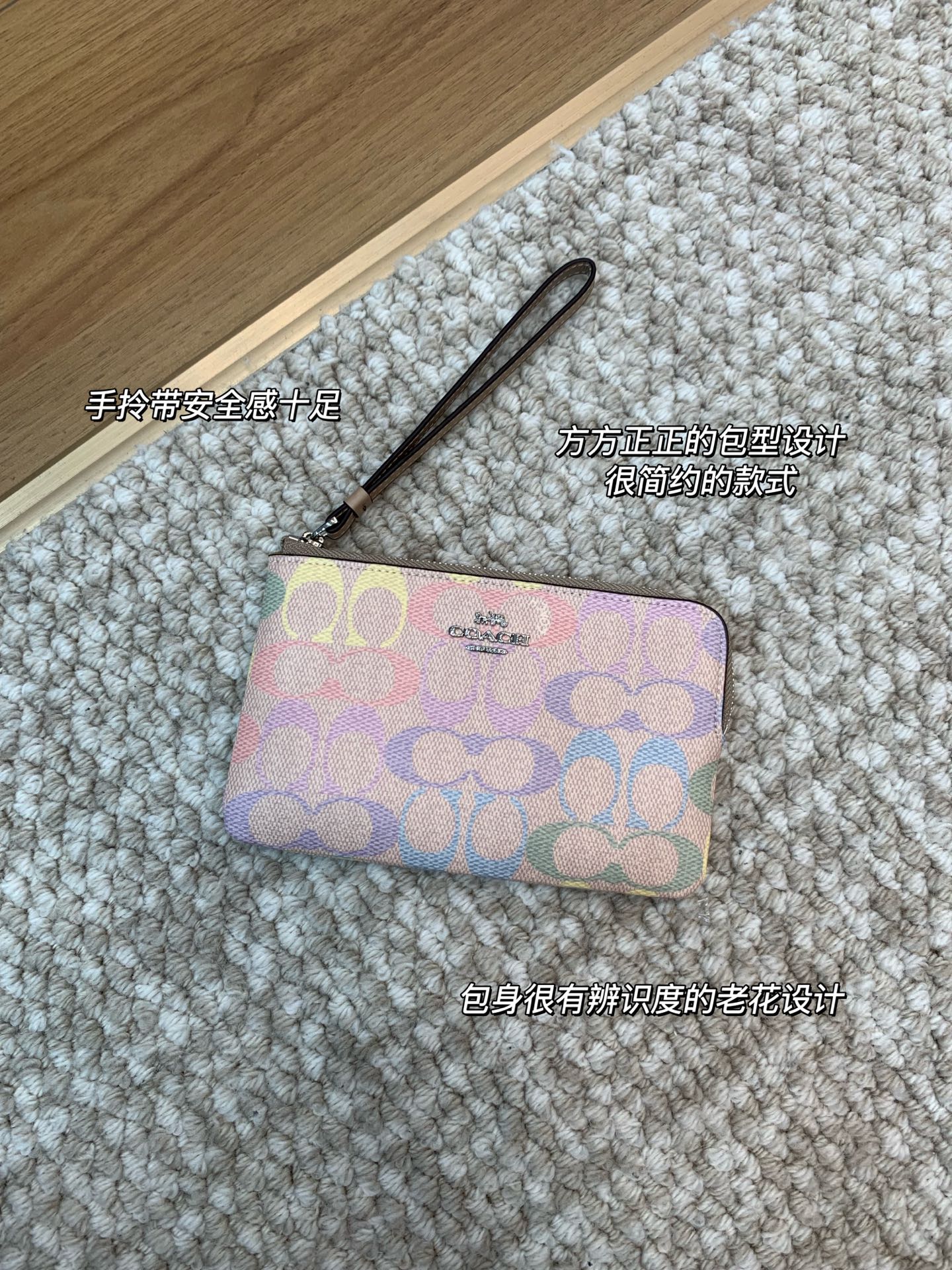 NO:811728,The overall shape is a square rectangular bag with rounded corners, with neat and simple lines, and the size is just right. You can easily put down your mobile phone, lipstick, keys and other essential items when going out. It is equipped with a leather wrist strap, which can be carried or hung. You can just grab it when you go out. Chaopin Department Store19860909整体是方方正正的圆角长方形包型,线条利落简约,尺寸大小刚刚好,能轻松放下手机、口红、钥匙等出门刚需,搭配皮质腕带,可拎可挂,出门随手一拿就能走.,潮品百货,accessory
