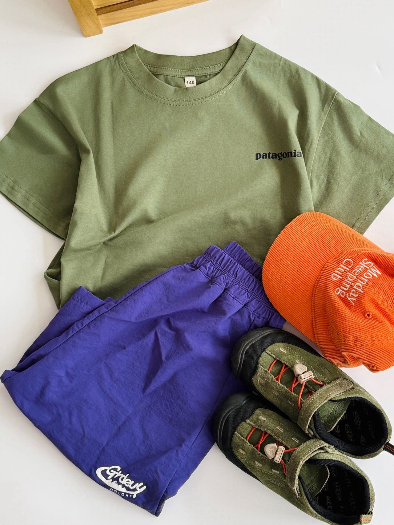Elige dos piezas por 89.9@, ✅ tallas 100-160, se recomienda pedir según la altura. ☑️ Camiseta militar verde con estamp…
