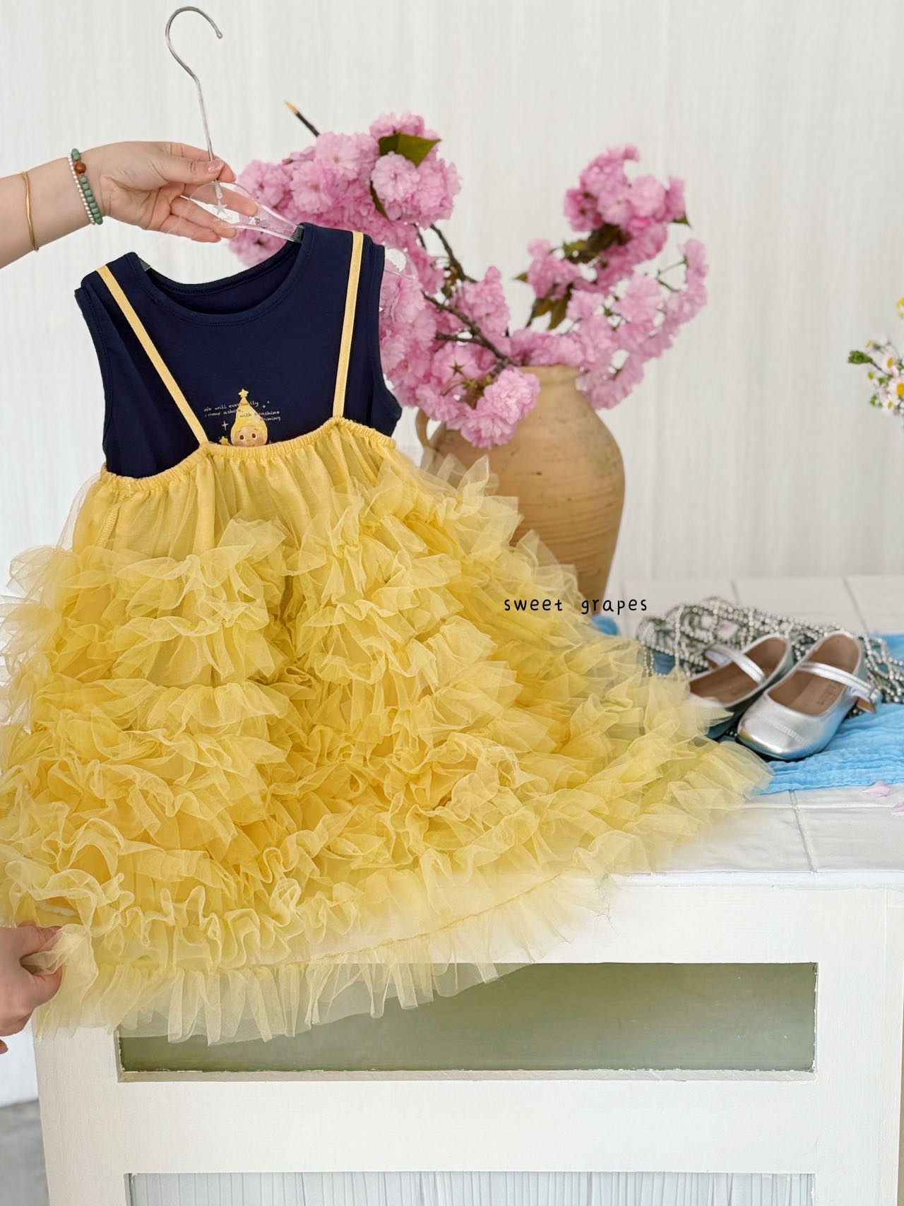 跑量99.9@两件套 ✅尺码90-150码 救命！她真的好甜呀～💛 给你们扒一扒这套的神仙小心机✨ 鹅黄蓬蓬纱吊带，层层网纱软乎乎的 上身像小云朵一样，奶乎乎的很蓬很软 内搭藏青色星星人无袖背心 中和了纱裙的甜腻感，又好看又舒适 黄蓝高…