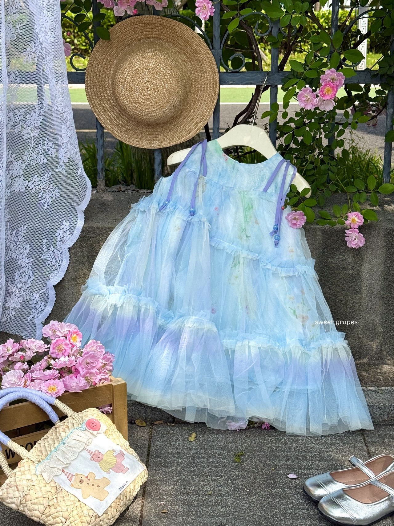Volumen 99.9@una pieza ✅ Tallas 90-140 cm. El jardín de rosas de verano bajo el pincel de Monet 🍃. El vestido azul cla…