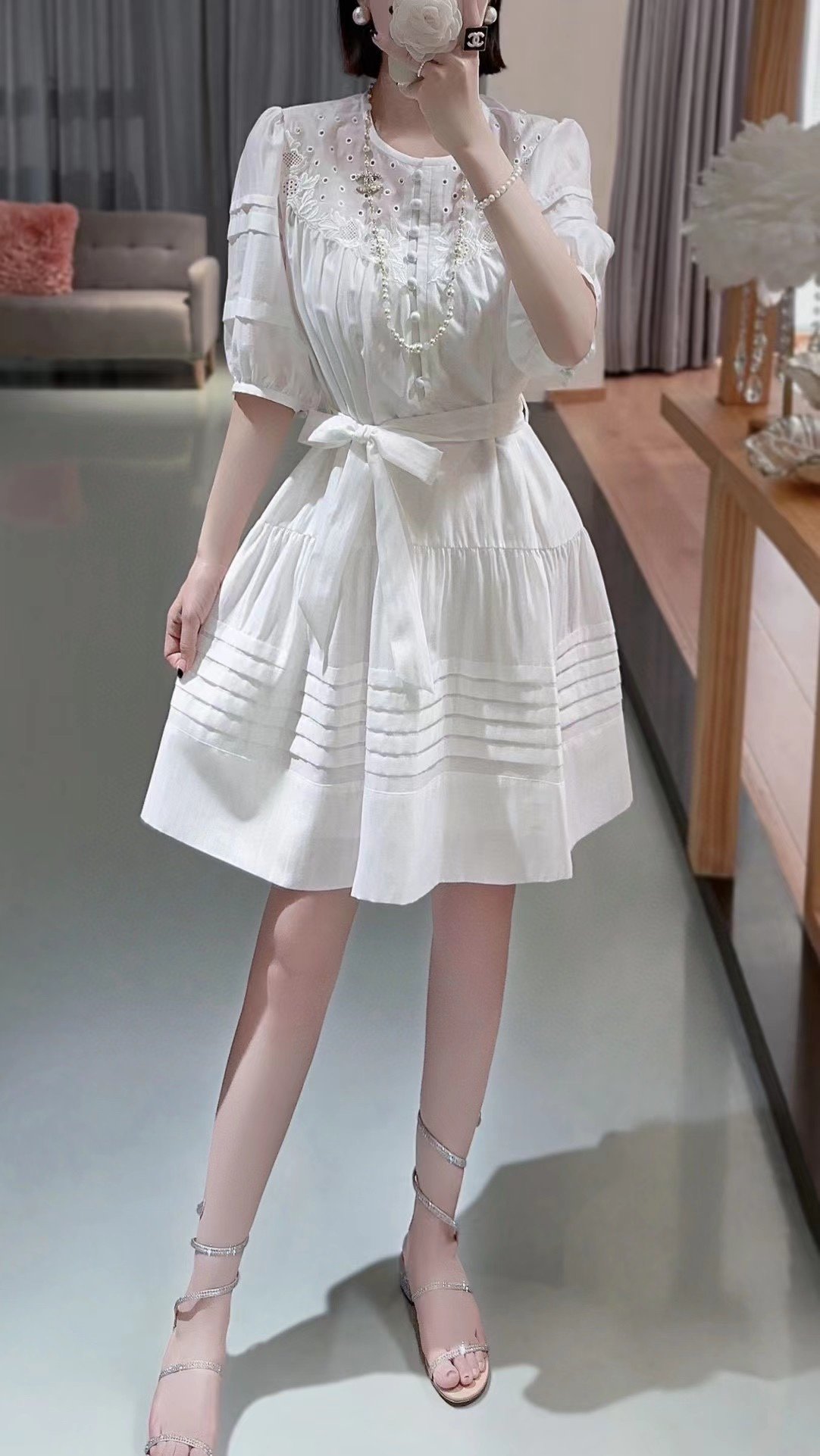 上新2024春夏新款高端天丝圆领重工刺绣蛋糕层宽松版腰带连衣裙，颜色白色，S M L XL