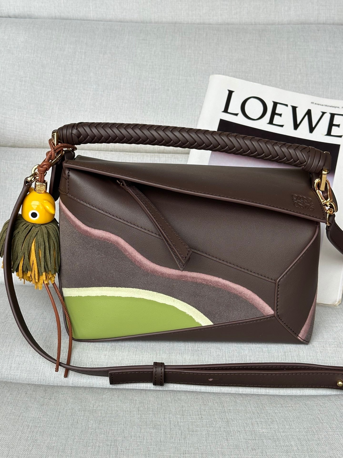 型號30012
新宠LOEWE zzle  渐变配色像把落日余晖揉进包身
编织手柄精致又特别  随手一挎都很有松弛感
立体几何包型超能装  日常出街、短途旅行🎒  东西一股脑塞进去就好
背它走在街头  回头率直接拉满
终于懂为啥时髦精都爱罗意威
实用和颜值双在线  谁背谁是行走的时尚种草机🌿
- 24cm
ootd｜LOEWE zzle渐变包  p1000