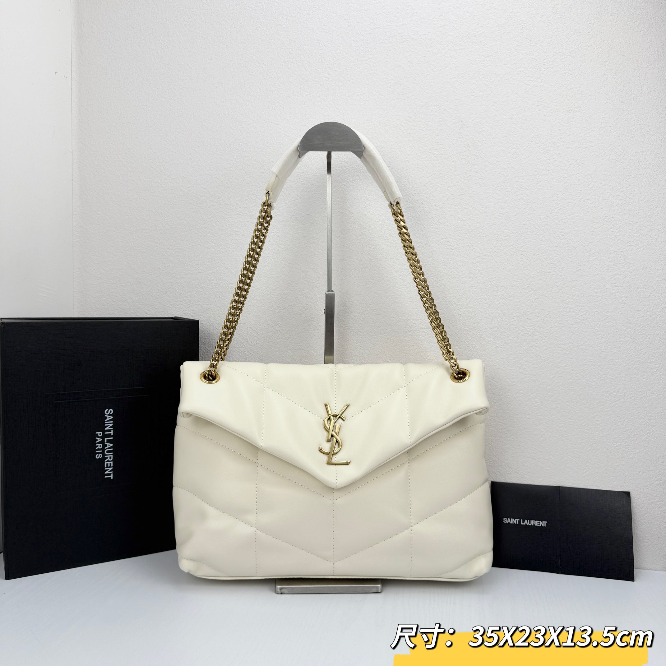 LOULOU PUFFER 绗缝小羊皮包，100%小羊皮制作，手感柔软细腻，犹如怀抱云朵☁般的感受；经典