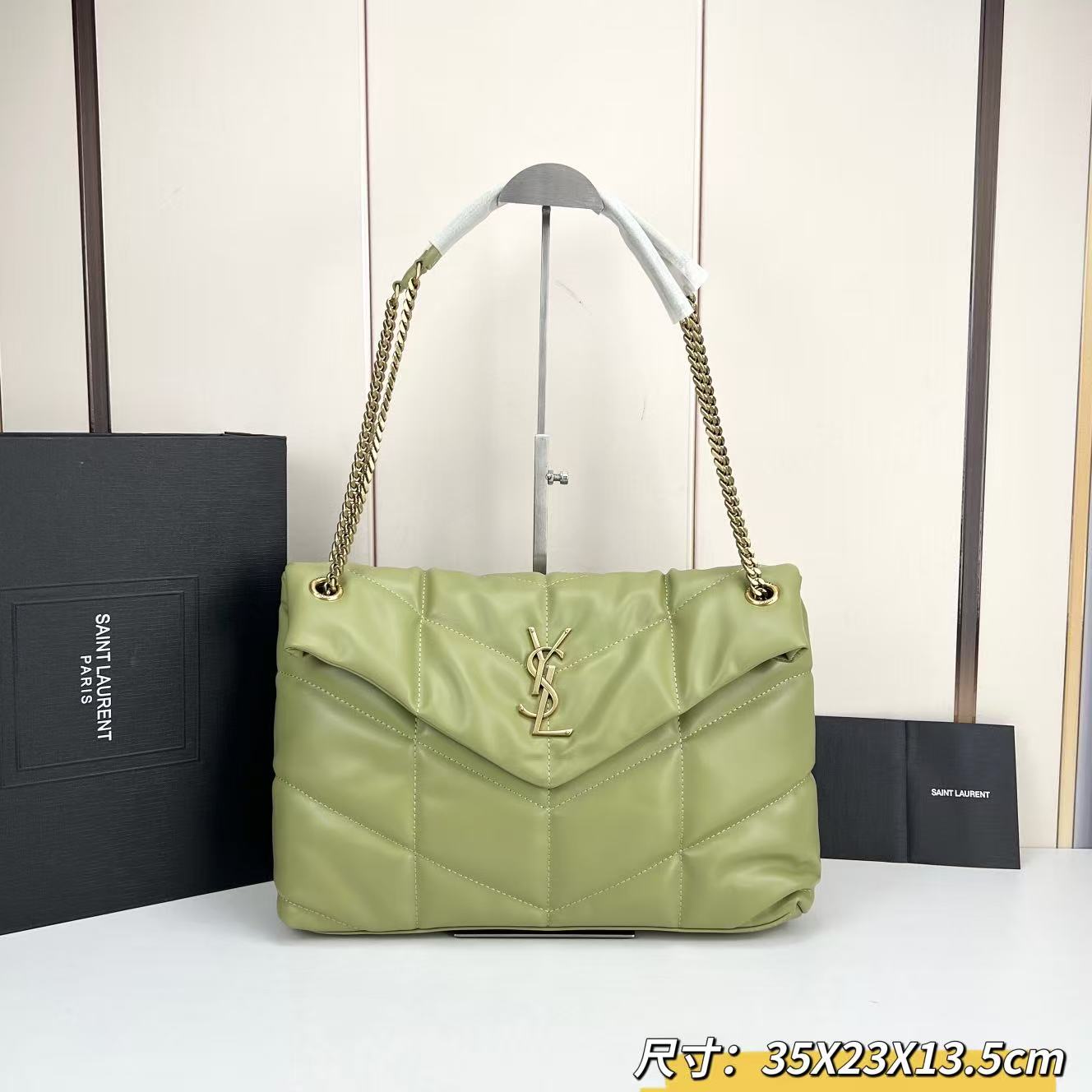 LOULOU PUFFER 绗缝小羊皮包，100%小羊皮制作，手感柔软细腻，犹如怀抱云朵☁般的感受；经典