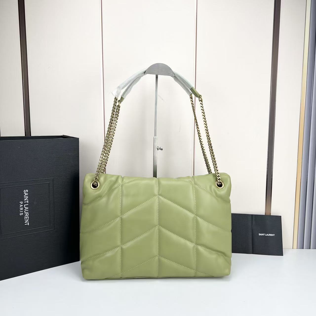 LOULOU PUFFER 绗缝小羊皮包，100%小羊皮制作，手感柔软细腻，犹如怀抱云朵☁般的感受；经典