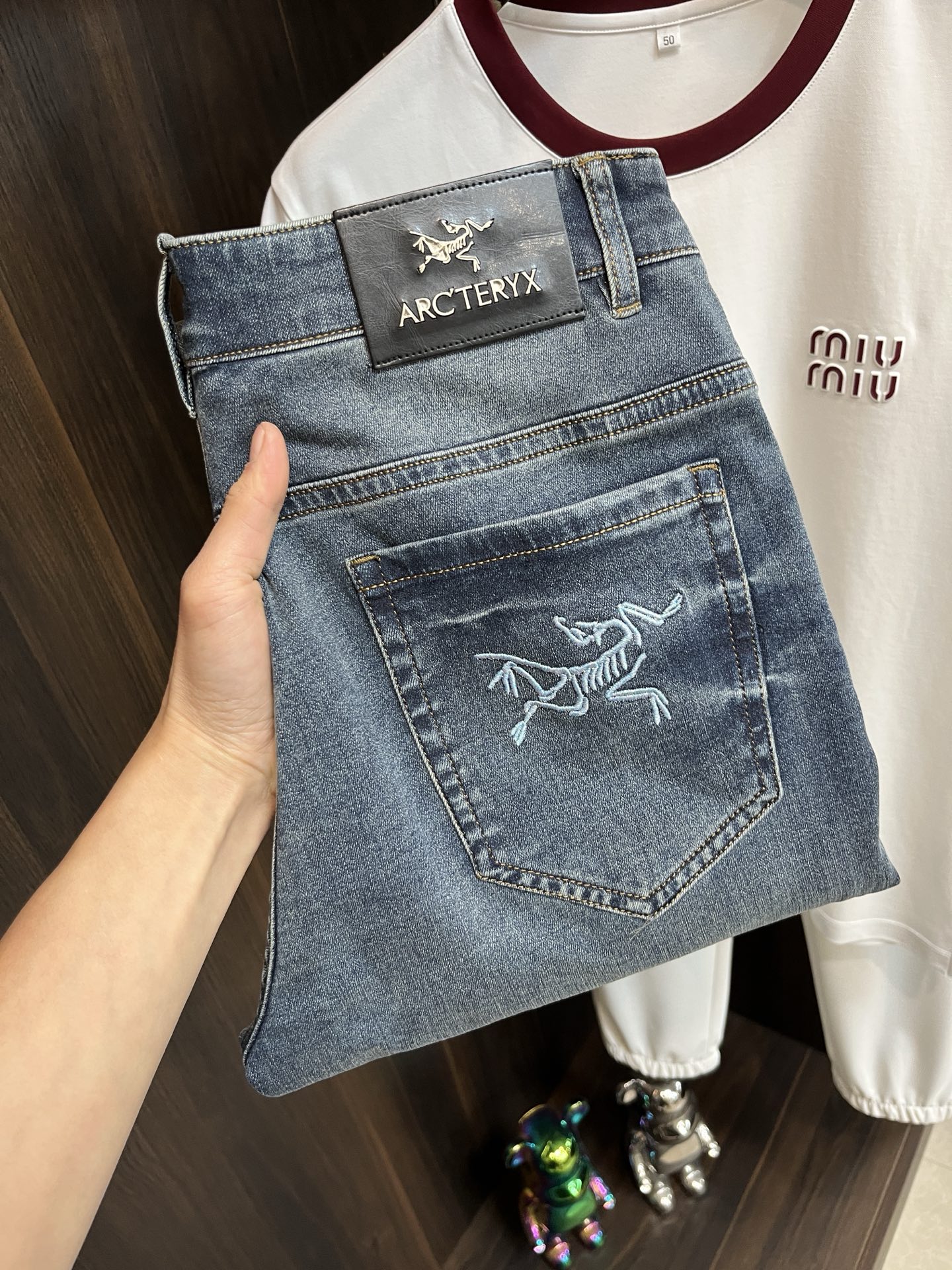 NO:121634,The main recommendation is Archaeoptera Bird. The 2025 spring exclusively offers new Archaeoptera Bird fashion casual jeans for men, new spring pants, high-end European version original single trend fashionable casual trousers, high breathability and comfort, impeccable details, brand element design concept, reflecting high quality. It presents casual cut, and the upper body style is excellent!  Number of codes 29-38 H2025 new model first release, arc'teryx, jeans, alexander wang19860909主推 始祖鸟 2025春独家专供新款始祖鸟潮男时尚休闲牛仔裤,春季新款裤子 高端欧版原单潮流时尚休闲裤子 透气舒适度高,细节无可挑剔,品牌元素设计理念,体现高品质.呈现休闲裁剪,上身版型超赞！ 码数29-38 H2025新款首发,arc'teryx,jeans,alexander wang,Men's clothing