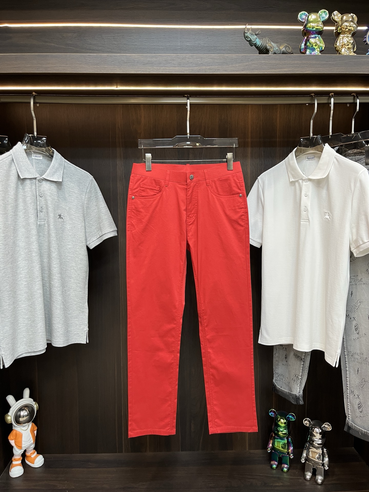 NO:121643,The main recommendation is Burberry 2025 spring exclusively for new Burberry trendy men's fashionable casual jeans, new spring pants, high-end European version original single trendy fashionable casual trousers, high breathability and comfort, impeccable details, brand element design concept, reflecting high quality. It presents casual cut, and the upper body style is excellent!  Number of codes 29-38 H2025 new model first release, burberry, burberry, jeans, alexander wang19860909主推 Burberry 2025春季独家专供新款巴宝莉潮男时尚休闲牛仔裤,春季新款裤子 高端欧版原单潮流时尚休闲裤子 透气舒适度高,细节无可挑剔,品牌元素设计理念,体现高品质.呈现休闲裁剪,上身版型超赞！ 码数29-38 H2025新款首发,,burberry,burberry,jeans,alexander wang,Men's clothing