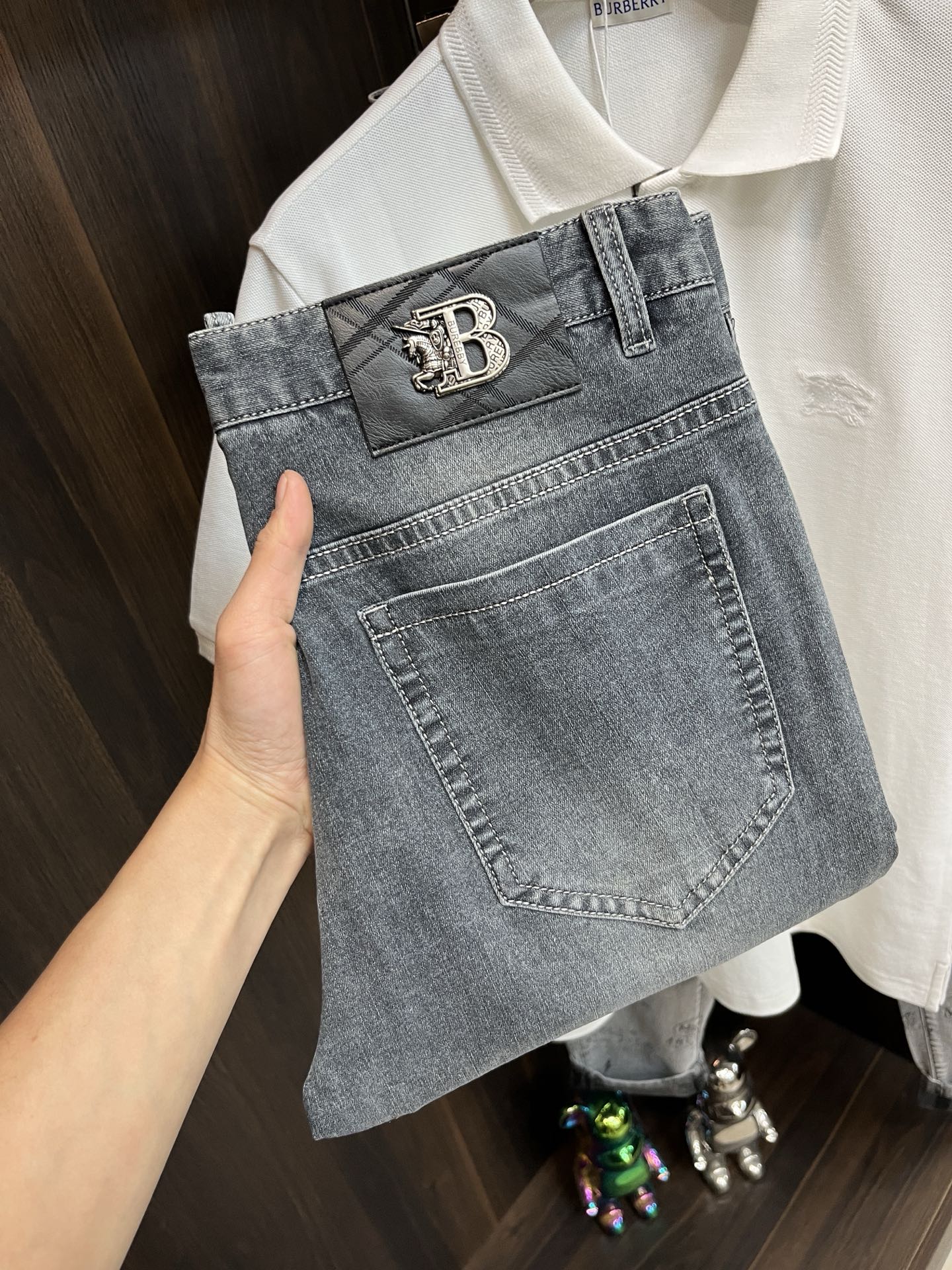 NO:123580,The main recommendation is Burberry exclusively for the new Burberry trendy men's fashionable casual jeans, the new spring pants, high-end European version original single trend fashionable casual trousers, breathable and comfortable, impeccable details, brand element design concept, reflecting high quality. It presents casual cut, and the upper body style is superb!  Number of codes 29-38 H new model first release, burberry, burberry, jeans, alexander wang19860909主推 Burberry 春季独家专供新款巴宝莉潮男时尚休闲牛仔裤,春季新款裤子 高端欧版原单潮流时尚休闲裤子 透气舒适度高,细节无可挑剔,品牌元素设计理念,体现高品质.呈现休闲裁剪,上身版型超赞！ 码数29-38 H新款首发,,burberry,burberry,jeans,alexander wang,Men's clothing