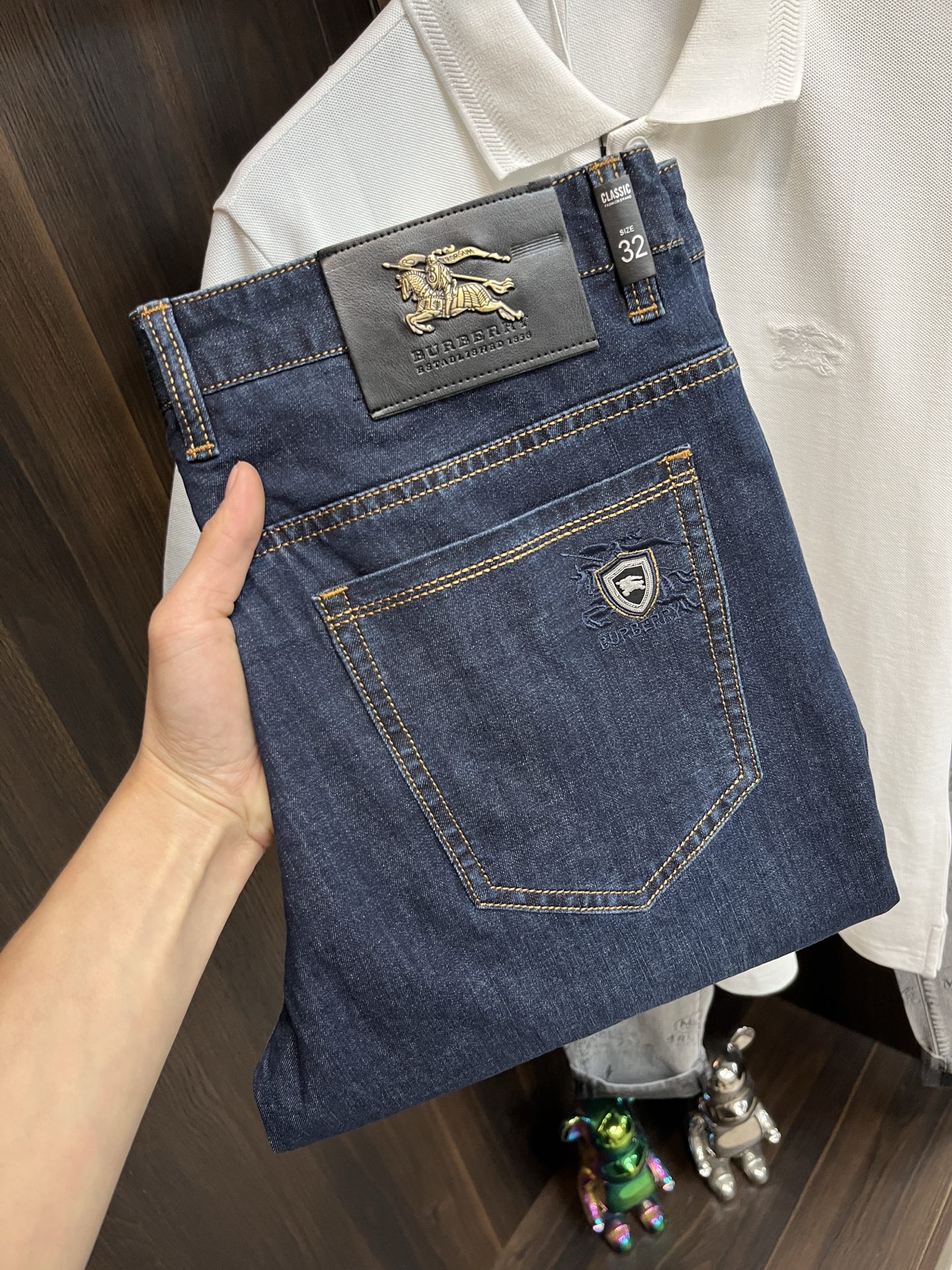 NO:120377,The main recommendation is Burberry 2025 spring exclusively for new Burberry trendy men's fashionable casual jeans, new spring pants, high-end European version original single trendy fashionable casual trousers, high breathability and comfort, impeccable details, brand element design concept, reflecting high quality. It presents casual cut, and the upper body style is excellent!  Number of codes 29-38 H2025 new model first release, burberry, burberry, jeans, alexander wang19860909主推 Burberry 2025春季独家专供新款巴宝莉潮男时尚休闲牛仔裤,春季新款裤子 高端欧版原单潮流时尚休闲裤子 透气舒适度高,细节无可挑剔,品牌元素设计理念,体现高品质.呈现休闲裁剪,上身版型超赞！ 码数29-38 H2025新款首发,,burberry,burberry,jeans,alexander wang,Men's clothing