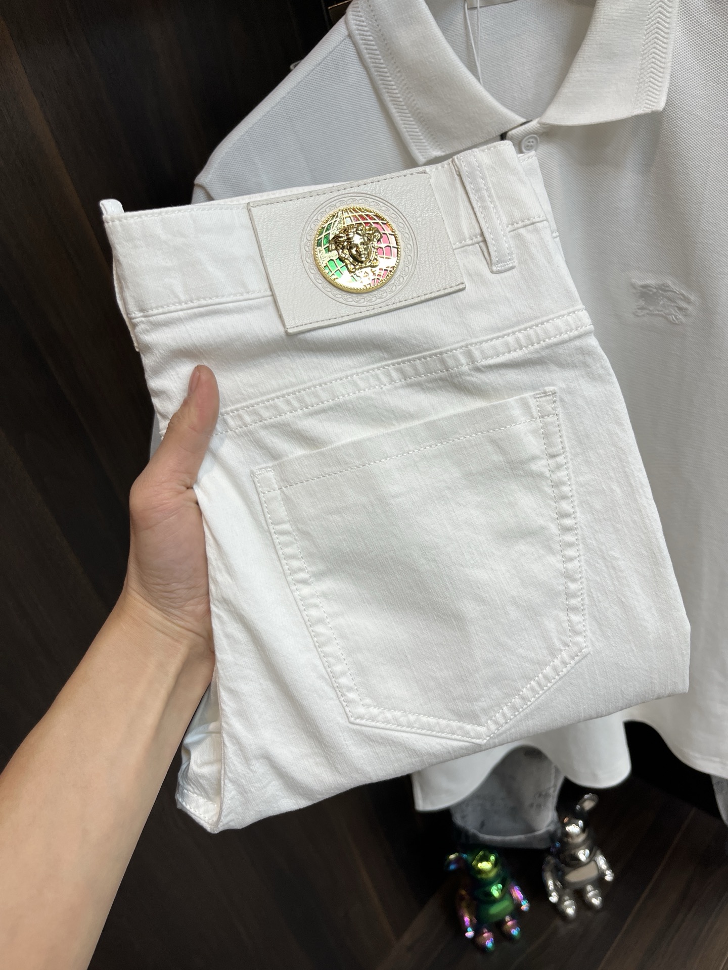 NO:120380,The main recommendation is Versace 2025 spring exclusively for new Versace trendy men's fashionable casual jeans, new spring pants, high-end European version original single trendy fashionable casual trousers, high breathability and comfort, impeccable details, brand element design concept, reflecting high quality. It presents casual cut, and the upper body style is excellent!  Number of codes 29-38 H2025 new model first release, versace, versace, jeans, alexander wang19860909主推 Versace 2025春季独家专供新款范思哲潮男时尚休闲牛仔裤,春季新款裤子 高端欧版原单潮流时尚休闲裤子 透气舒适度高,细节无可挑剔,品牌元素设计理念,体现高品质.呈现休闲裁剪,上身版型超赞！ 码数29-38 H2025新款首发,,versace,versace,jeans,alexander wang,Men's clothing