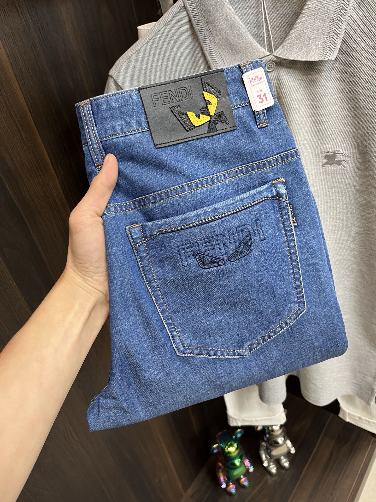 NO:120383,The main recommendation is Fendi 2025 spring exclusively for new Fendi trendy men's fashionable casual jeans, new spring pants, high-end European version original single trendy fashionable casual trousers, high breathability and comfort, impeccable details, brand element design concept, reflecting high quality. It presents casual cut, and the upper body style is excellent!  Number of codes 29-38 H2025 new model first release, fendi, fendi, jeans, alexander wang19860909主推 Fendi 2025春季独家专供新款芬迪潮男时尚休闲牛仔裤,春季新款裤子 高端欧版原单潮流时尚休闲裤子 透气舒适度高,细节无可挑剔,品牌元素设计理念,体现高品质.呈现休闲裁剪,上身版型超赞！ 码数29-38 H2025新款首发,,fendi,fendi,jeans,alexander wang,Men's clothing