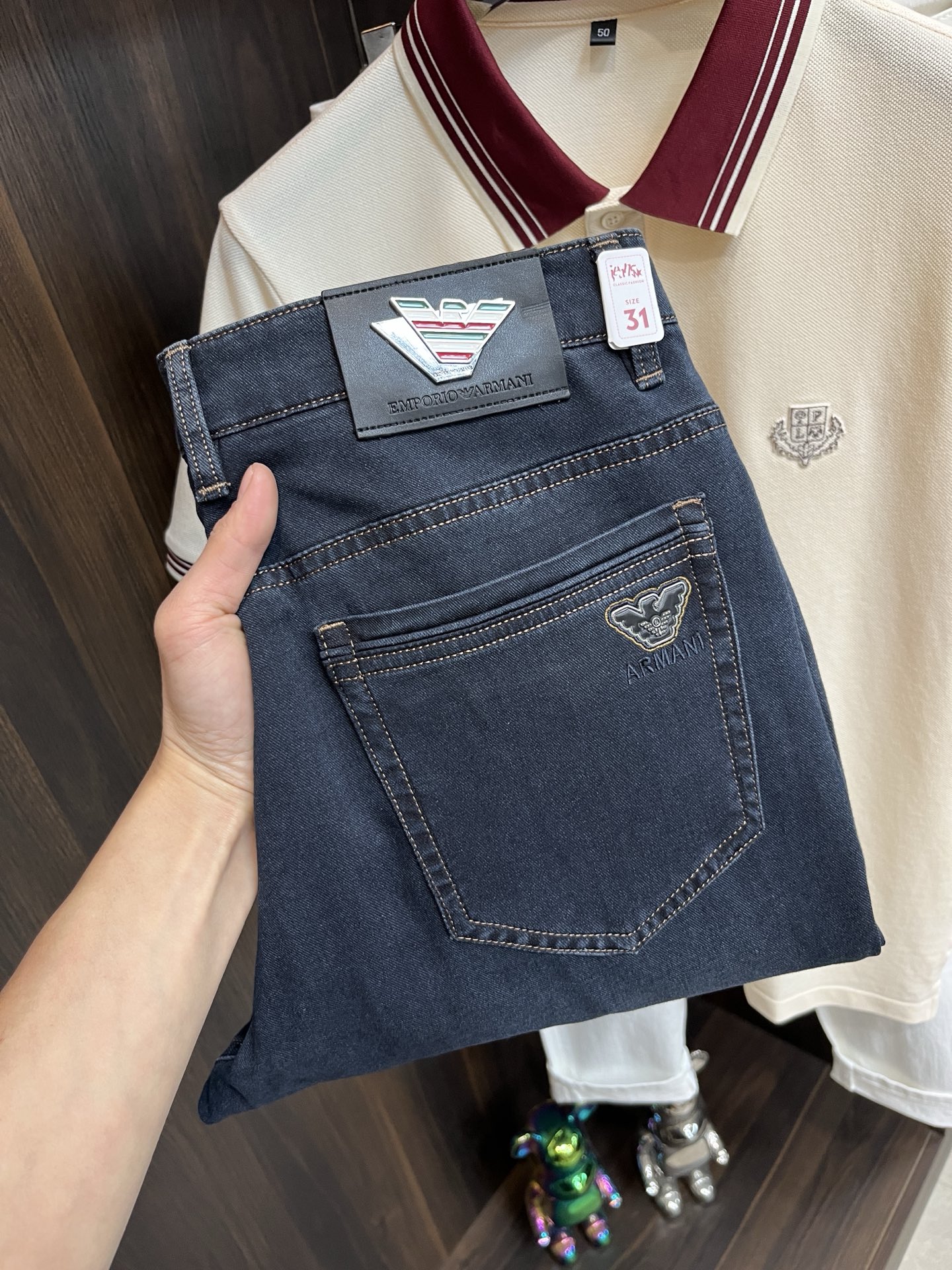 NO:120389,The main recommendation is Armani 2025 spring exclusively for new Armani trendy men's fashionable casual jeans, new spring pants, high-end European version original single trendy fashionable casual trousers, high breathability and comfort, impeccable details, brand element design concept, reflecting high quality. It presents casual cut, and the upper body style is superb!  Number of codes 29-38 H2025 new model first release, Armani, Armani, Jeans, Alexander wang19860909主推 Armani 2025春季独家专供新款阿玛尼潮男时尚休闲牛仔裤,春季新款裤子 高端欧版原单潮流时尚休闲裤子 透气舒适度高,细节无可挑剔,品牌元素设计理念,体现高品质.呈现休闲裁剪,上身版型超赞！ 码数29-38 H2025新款首发,,armani,armani,jeans,alexander wang,Men's clothing