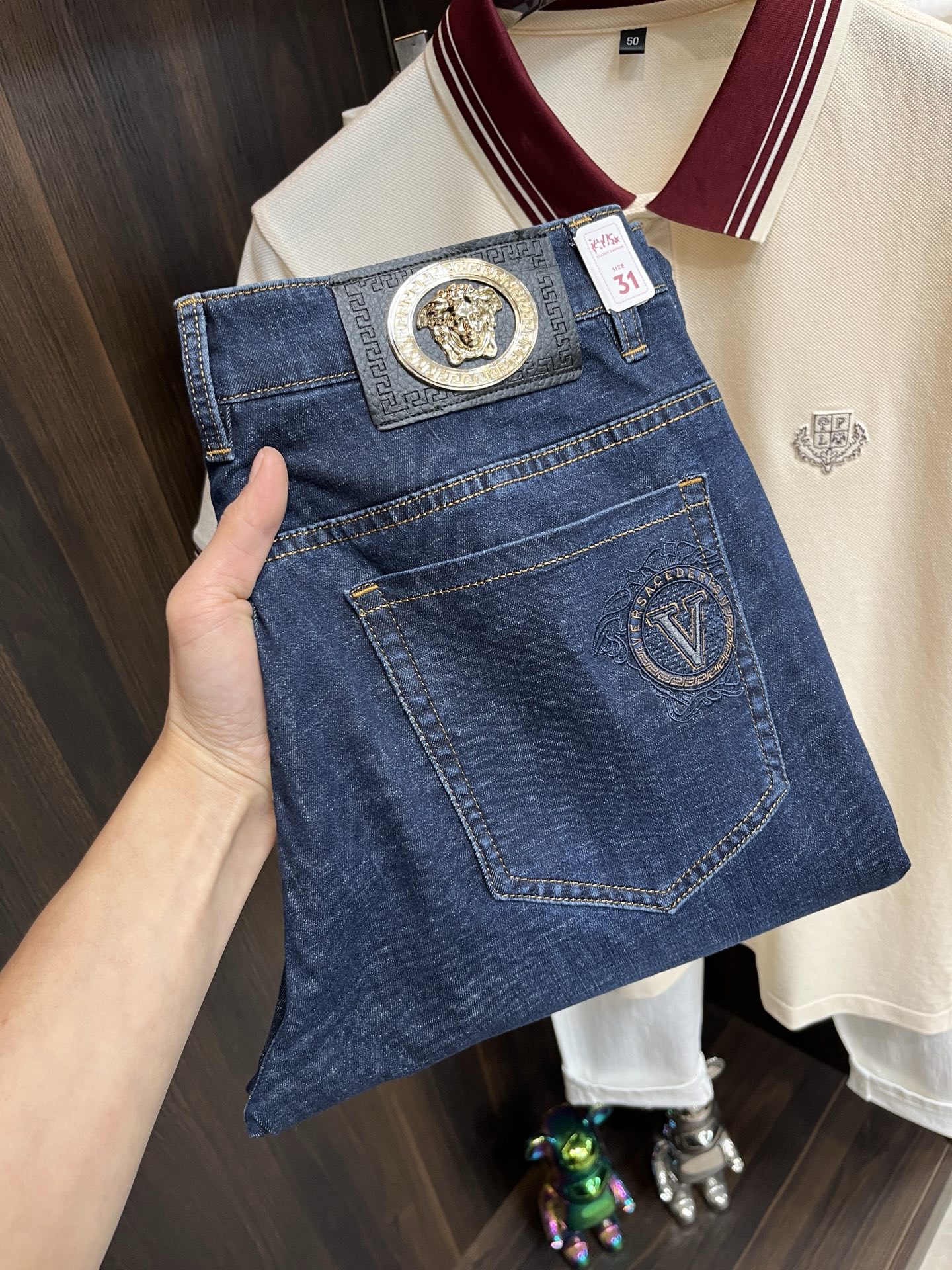 NO:120392,The main recommendation is Versace 2025 spring exclusively for new Versace trendy men's fashionable casual jeans, new spring pants, high-end European version original single trendy fashionable casual trousers, high breathability and comfort, impeccable details, brand element design concept, reflecting high quality. It presents casual cut, and the upper body style is excellent!  Number of codes 29-38 H2025 new model first release, versace, versace, jeans, alexander wang19860909主推 Versace 2025春季独家专供新款范思哲潮男时尚休闲牛仔裤,春季新款裤子 高端欧版原单潮流时尚休闲裤子 透气舒适度高,细节无可挑剔,品牌元素设计理念,体现高品质.呈现休闲裁剪,上身版型超赞！ 码数29-38 H2025新款首发,,versace,versace,jeans,alexander wang,Men's clothing