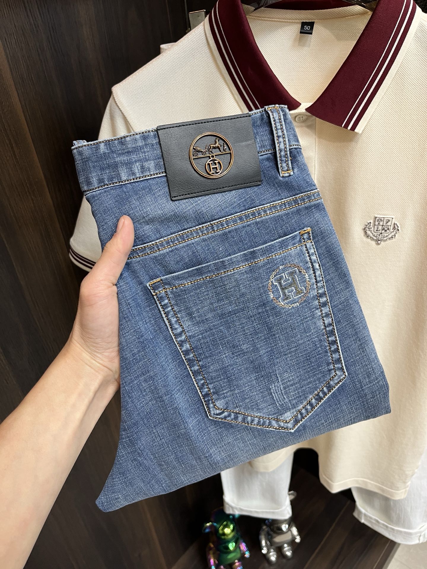 NO:120367,The main recommendation Hermes 2025 spring exclusively offers new Hermes trendy men's fashionable casual jeans, new spring pants, high-end European version original single trendy fashionable casual trousers, high breathability and comfort, impeccable details, brand element design concept, reflecting high quality. It presents casual cut, and the upper body style is superb!  Number of codes 29-38 H2025 new model first release, hermes, hermes, jeans, alexander wang19860909主推 Hermes 2025春季独家专供新款爱马仕潮男时尚休闲牛仔裤,春季新款裤子 高端欧版原单潮流时尚休闲裤子 透气舒适度高,细节无可挑剔,品牌元素设计理念,体现高品质.呈现休闲裁剪,上身版型超赞！ 码数29-38 H2025新款首发,,hermes,hermes,jeans,alexander wang,Men's clothing