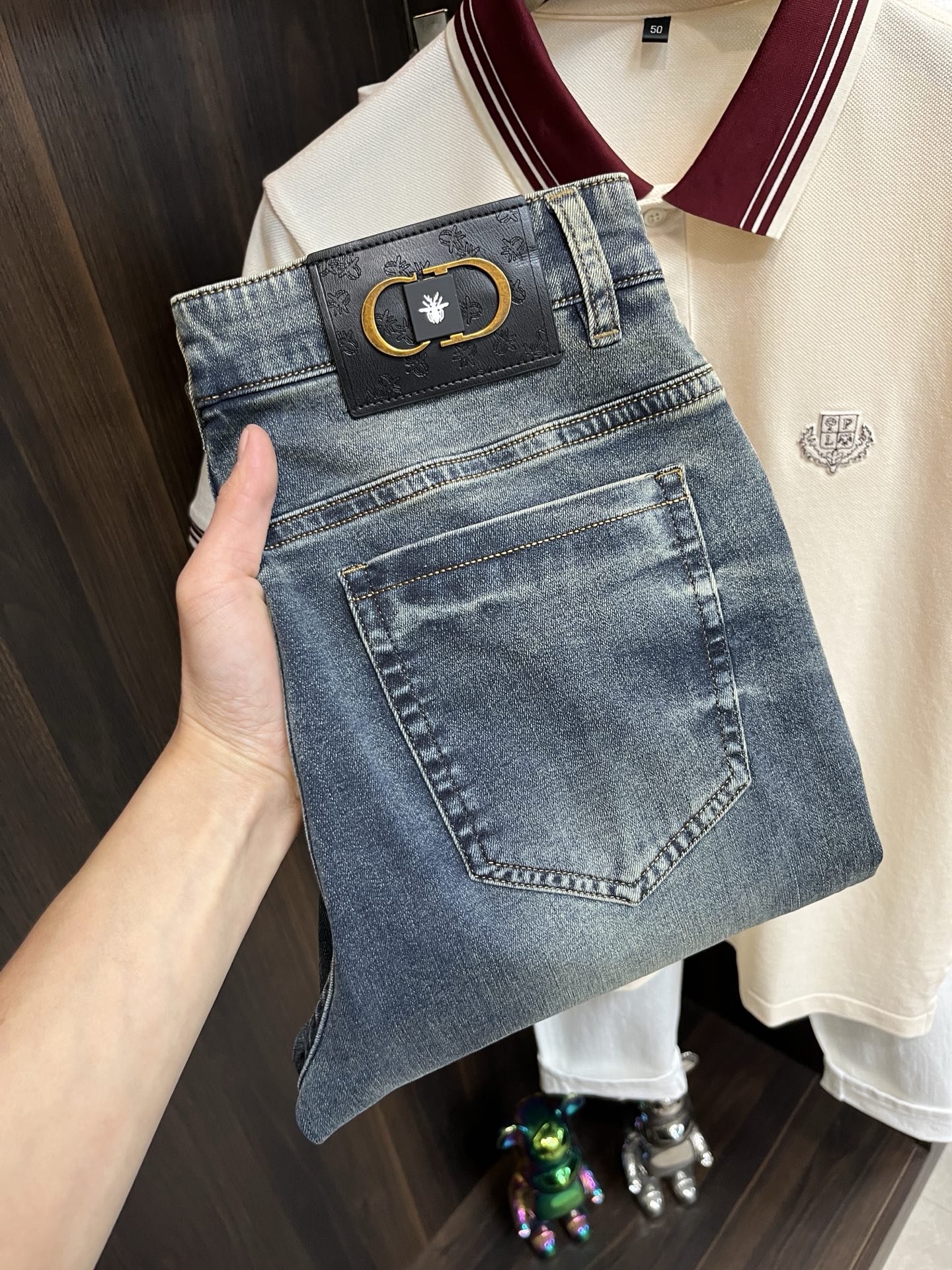 NO:120370,The main recommendation is Dior 2025 spring exclusively for new Dior trendy men's fashionable casual jeans, new spring pants, high-end European version original single trendy fashionable casual trousers, high breathability and comfort, impeccable details, brand element design concept, reflecting high quality. It presents casual cut, and the upper body style is superb!  Number of codes 29-38 H2025 new model first release, dior, dior, jeans, alexander wang19860909主推 Dior 2025春季独家专供新款迪奥潮男时尚休闲牛仔裤,春季新款裤子 高端欧版原单潮流时尚休闲裤子 透气舒适度高,细节无可挑剔,品牌元素设计理念,体现高品质.呈现休闲裁剪,上身版型超赞！ 码数29-38 H2025新款首发,,dior,dior,jeans,alexander wang,Men's clothing