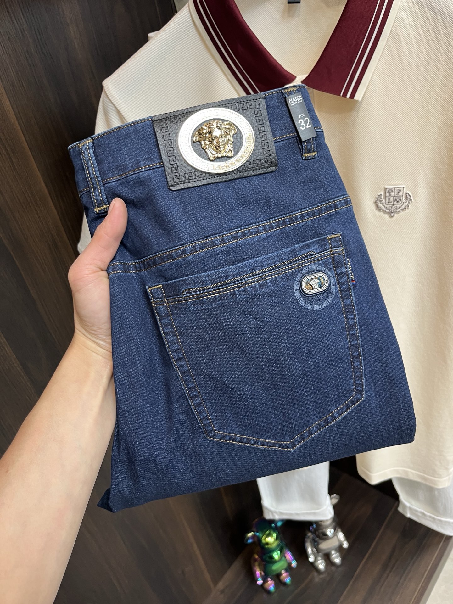 NO:117069,The main recommendation is Versace 2025 spring exclusively for new Versace trendy men's fashionable casual jeans, new spring pants, high-end European version original single trendy fashionable casual trousers, high breathability and comfort, impeccable details, brand element design concept, reflecting high quality. It presents casual cut, and the upper body style is excellent!  Number of codes 29-38 H2025 new model first release, versace, versace, jeans, alexander wang19860909主推 Versace 2025春季独家专供新款范思哲潮男时尚休闲牛仔裤,春季新款裤子 高端欧版原单潮流时尚休闲裤子 透气舒适度高,细节无可挑剔,品牌元素设计理念,体现高品质.呈现休闲裁剪,上身版型超赞！ 码数29-38 H2025新款首发,,versace,versace,jeans,alexander wang,Men's clothing