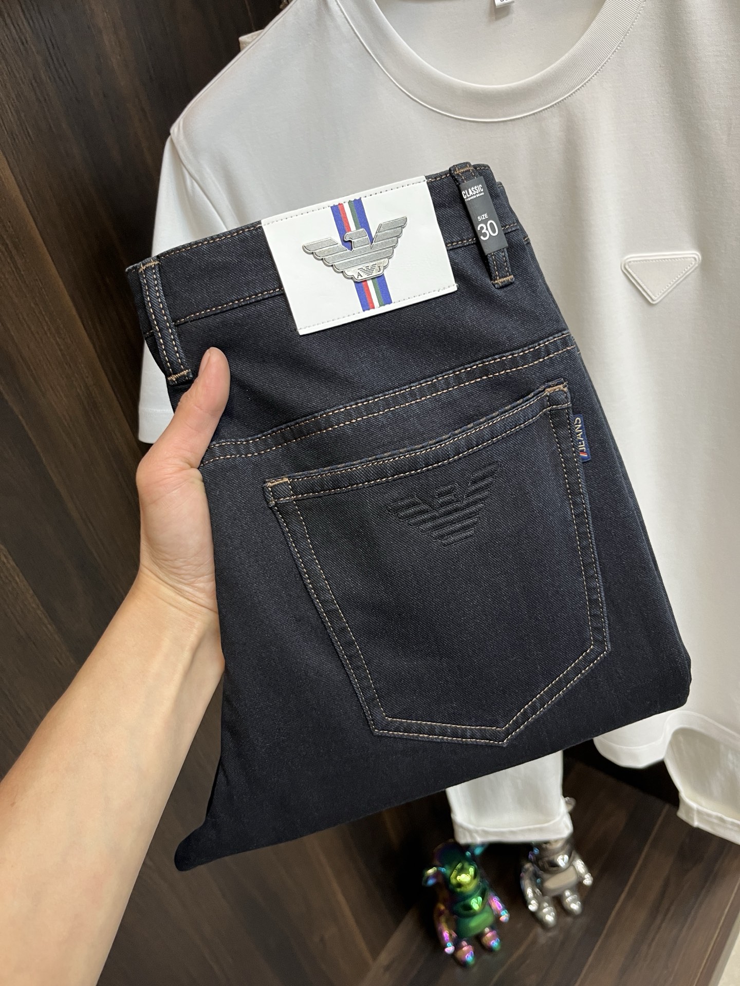 NO:117072,The main recommendation is Armani 2025 spring exclusively for new Armani trendy men's fashionable casual jeans, new spring pants, high-end European version original single trendy fashionable casual trousers, high breathability and comfort, impeccable details, brand element design concept, reflecting high quality. It presents casual cut, and the upper body style is superb!  Number of codes 29-38 H2025 new model first release, Armani, Armani, Jeans, Alexander wang19860909主推 Armani 2025春季独家专供新款阿玛尼潮男时尚休闲牛仔裤,春季新款裤子 高端欧版原单潮流时尚休闲裤子 透气舒适度高,细节无可挑剔,品牌元素设计理念,体现高品质.呈现休闲裁剪,上身版型超赞！ 码数29-38 H2025新款首发,,armani,armani,jeans,alexander wang,Men's clothing