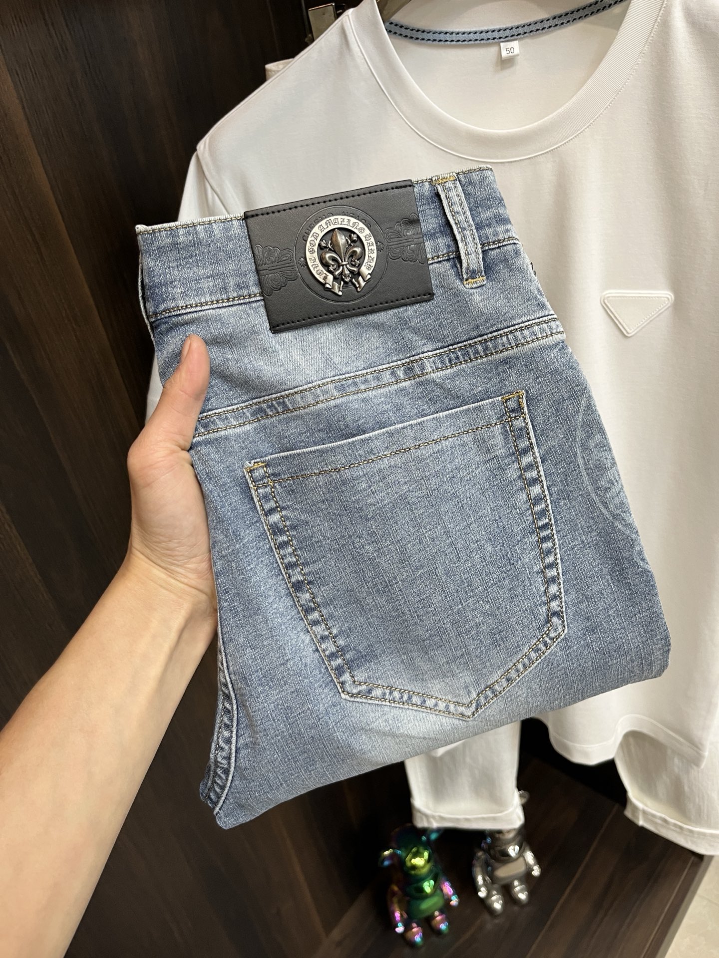 NO:117075,The main recommendation is Croxin. The 2025 spring exclusively offers new Croxin men's fashionable casual jeans, new spring pants, high-end European version original single trend fashionable casual trousers, high breathability and comfort, impeccable details, brand element design concept, reflecting high quality. It presents casual cut, and the upper body style is superb!  Number of codes 29-38 H2025 new model first release, chrome hearts, jeans, alexander wang19860909主推 克罗心 2025春季独家专供新款克罗心潮男时尚休闲牛仔裤,春季新款裤子 高端欧版原单潮流时尚休闲裤子 透气舒适度高,细节无可挑剔,品牌元素设计理念,体现高品质.呈现休闲裁剪,上身版型超赞！ 码数29-38 H2025新款首发,,chrome hearts,jeans,alexander wang,Men's clothing