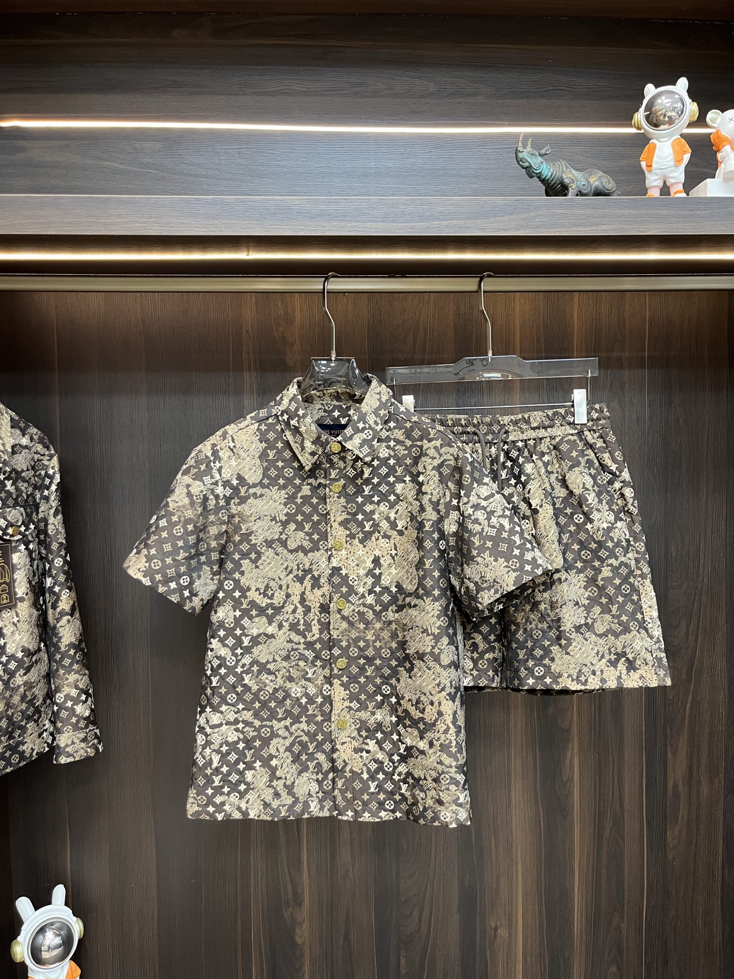 NO:482438,The main recommendation is the new LV 2025ss early spring release of donkey lapel jacket jacket set!  Short-sleeved cardigan spring suit!  Wearing it is comfortable and slim, lazy and casual, combined with clean and simple colors, it is particularly pleasing to look at. It is suitable for daily wear~ I love to launch sports items embellished with vitality prints to welcome the arrival of the warm season. The new model of size M-3XL H2025 is launched, louis vuitton, louis vuitton, jackets & coats, jackets & coats, T-shirt, alexander wang19860909主推 LV 2025ss早春新款发布驴牌翻领夹克外套套装！短袖开衫春款套装！穿上就是舒适自在又显瘦的存在,慵懒而随性,结合干净简单的色系就特别耐看,适合日常穿着~倾情推出缀饰活力印花的运动单品,迎接温暖季节的到来. 尺码M-3XL H2025新款首发,,louis vuitton,louis vuitton,jackets & coats,jackets & coats,T-shirt,alexander wang,Men's clothing