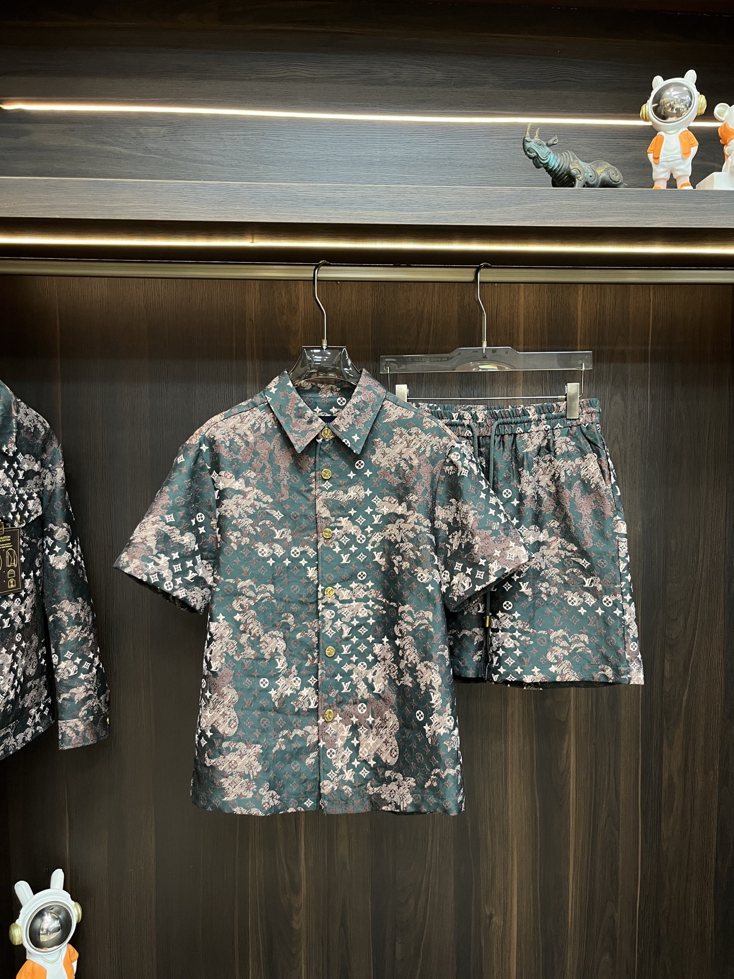 NO:150784,The main recommendation is the new LV 2025ss early spring release of donkey lapel jacket jacket set!  Short-sleeved cardigan spring suit!  Wearing it is comfortable and slim, lazy and casual, combined with clean and simple colors, it is particularly pleasing to look at. It is suitable for daily wear~ I love to launch sports items embellished with vitality prints to welcome the arrival of the warm season. The new model of size M-3XL H2025 is launched, louis vuitton, louis vuitton, jackets & coats, jackets & coats, T-shirt, alexander wang19860909主推 LV 2025ss早春新款发布驴牌翻领夹克外套套装！短袖开衫春款套装！穿上就是舒适自在又显瘦的存在,慵懒而随性,结合干净简单的色系就特别耐看,适合日常穿着~倾情推出缀饰活力印花的运动单品,迎接温暖季节的到来. 尺码M-3XL H2025新款首发,,louis vuitton,louis vuitton,jackets & coats,jackets & coats,T-shirt,alexander wang,Men's clothing