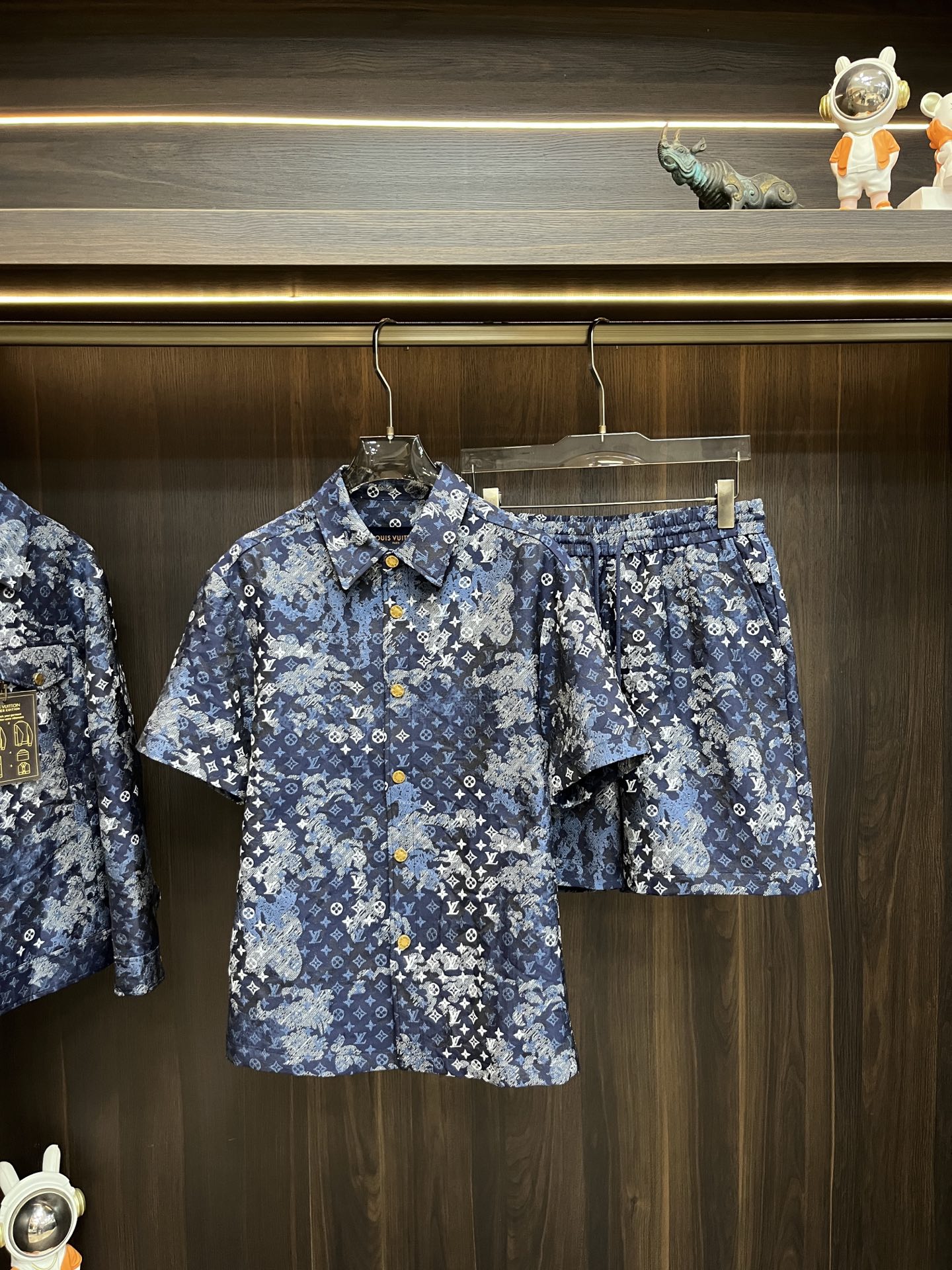 NO:150788,The main recommendation is the new LV 2025ss early spring model released donkey lapel jacket jacket set!  Short-sleeved cardigan spring suit!  Wearing it is comfortable and slim, lazy and casual, combined with clean and simple colors, it is particularly pleasing to look at. It is suitable for daily wear~ I love to launch sports items embellished with vitality prints to welcome the arrival of the warm season. The new model of size M-3XL H2025 is launched, louis vuitton, louis vuitton, jackets & coats, jackets & coats, T-shirt, alexander wang19860909主推LV 2025ss早春新款发布驴牌翻领夹克外套套装！短袖开衫春款套装！穿上就是舒适自在又显瘦的存在,慵懒而随性,结合干净简单的色系就特别耐看,适合日常穿着~倾情推出缀饰活力印花的运动单品,迎接温暖季节的到来. 尺码M-3XL H2025新款首发,,louis vuitton,louis vuitton,jackets & coats,jackets & coats,T-shirt,alexander wang,Men's clothing