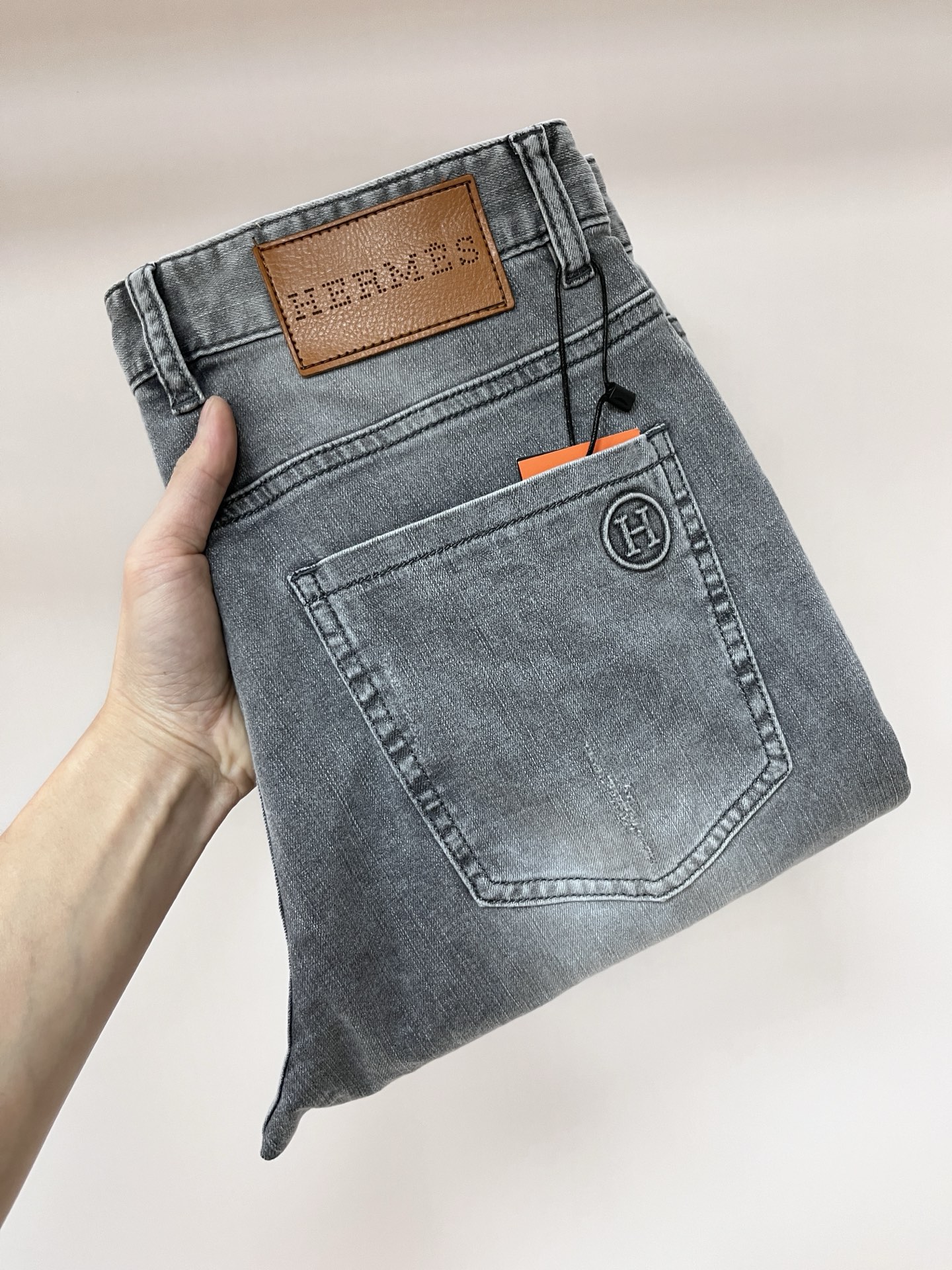 NO:437559,The main recommendation Hermes exclusively offers new Hermes trendy men's fashionable casual jeans, high-end European version original single pants, trendy and fashionable casual pants, breathable and comfortable, impeccable details, brand element design concept, reflecting high quality. It presents casual cut, and the upper body style is superb!  Number of codes 29-38 (no 35 37) H new model first release, hermes, hermes, jeans, alexander wang19860909主推 Hermes 独家专供新款爱马仕潮男时尚休闲牛仔裤,高端欧版原单裤子,潮流时尚休闲裤子 透气舒适度高,细节无可挑剔,品牌元素设计理念,体现高品质.呈现休闲裁剪,上身版型超赞！ 码数29-38（无35 37） H新款首发,,hermes,hermes,jeans,alexander wang,Men's clothing