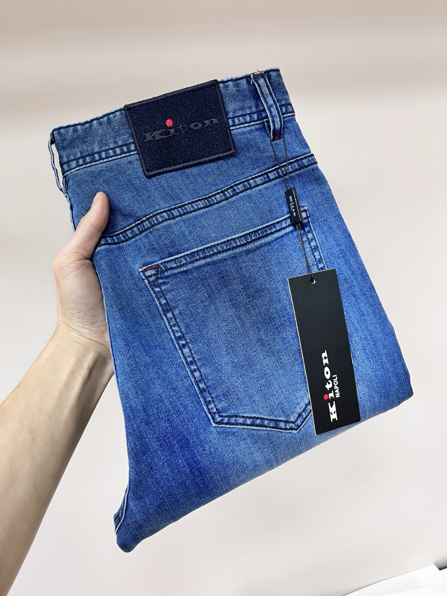 NO:437567,The main recommendation is KITON exclusively for new trendy men's fashionable casual jeans, high-end European version original single pants, trendy and fashionable casual pants, high breathability and comfort, impeccable details, brand element design concept, reflecting high quality. It presents casual cut, and the upper body style is superb!  Number of codes 29-38 (no 35 37) H new model first release, jeans, alexander wang19860909主推 KITON 独家专供新款潮男时尚休闲牛仔裤,高端欧版原单裤子,潮流时尚休闲裤子 透气舒适度高,细节无可挑剔,品牌元素设计理念,体现高品质.呈现休闲裁剪,上身版型超赞！ 码数29-38（无35 37） H新款首发,,jeans,alexander wang,Men's clothing