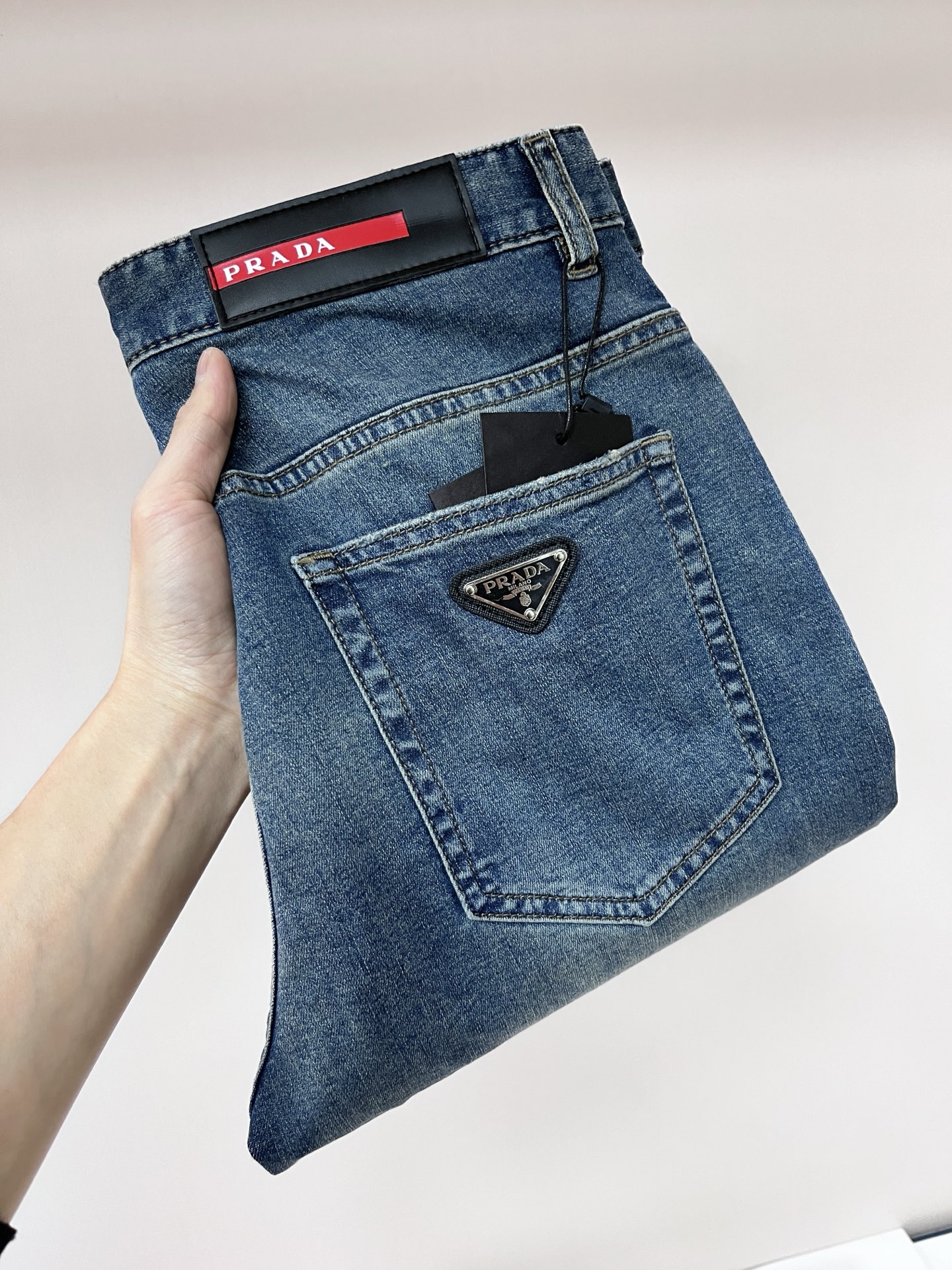 NO:437574,The main recommendation is Prada exclusively for new Prada trendy men's fashionable casual jeans, high-end European version original single pants, trendy and fashionable casual pants, breathable and comfortable, impeccable details, brand element design concept, reflecting high quality. It presents casual cut, and the upper body style is superb!  Number of codes 29-38 (no 35 37) H new model first release, prada, prada, jeans, alexander wang19860909主推 Prada 独家专供新款普拉达潮男时尚休闲牛仔裤,高端欧版原单裤子,潮流时尚休闲裤子 透气舒适度高,细节无可挑剔,品牌元素设计理念,体现高品质.呈现休闲裁剪,上身版型超赞！ 码数29-38（无35 37） H新款首发,,prada,prada,jeans,alexander wang,Men's clothing