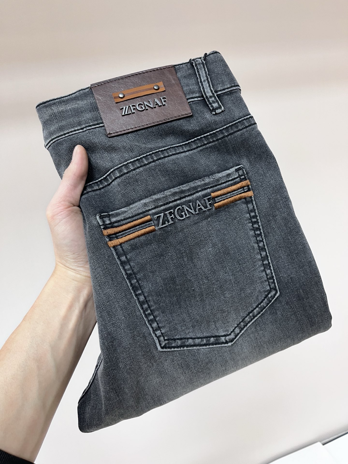 NO:437582,The main recommendation Zegna exclusively offers new styles of Jenia trendy men's fashionable casual jeans, high-end European version original single pants, trendy and fashionable casual pants, breathable and comfortable, impeccable details, brand element design concept, reflecting high quality. It presents casual cut, and the upper body style is superb!  Number of codes 29-38 (no 35 37) H new model first release, zegna, jeans, alexander wang19860909主推 Zegna 独家专供新款杰尼亚潮男时尚休闲牛仔裤,高端欧版原单裤子,潮流时尚休闲裤子 透气舒适度高,细节无可挑剔,品牌元素设计理念,体现高品质.呈现休闲裁剪,上身版型超赞！ 码数29-38（无35 37） H新款首发,,zegna,jeans,alexander wang,Men's clothing