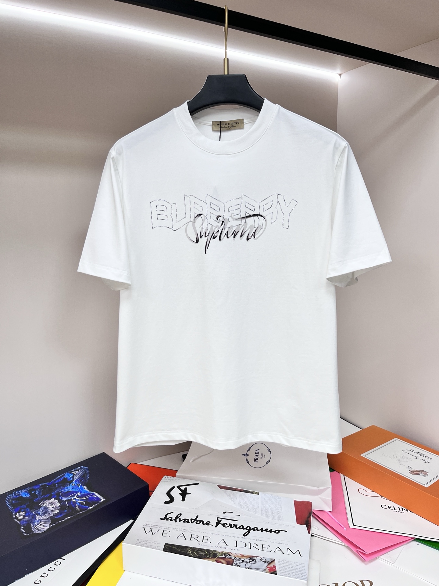 NO:485967,The main recommendation Burberry is exclusively designed for the new spring Burberry fashion casual round neck short sleeves, pure cotton fabric original single craft high-end European version original single T-shirt, trendy and fashionable casual half-sleeved, breathable and comfortable, impeccable details, brand element design concept, reflecting high quality. It presents casual cut, and the upper body style is superb!  The new model of M-3XL H is launched in the first release of burberry, burberry, T-shirt, tees, t-shirt, alexander wang19860909主推 Burberry 独家专供春季新款巴宝莉时尚休闲圆领短袖,纯棉面料原单工艺高端欧版原单T恤,潮流时尚休闲半袖 透气舒适度高,细节无可挑剔,品牌元素设计理念,体现高品质.呈现休闲裁剪,上身版型超赞！码数M-3XL H新款首发,,burberry,burberry,T-shirt,tees，t-shirt,alexander wang,Men's clothing