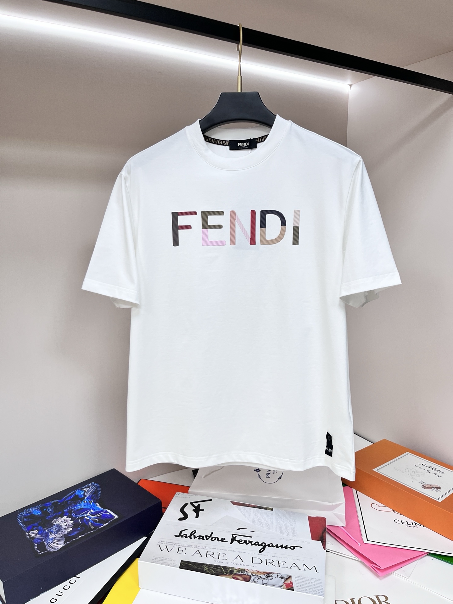 NO:485955,The main recommendation Fendi is exclusively designed for the new spring style Fendi fashion casual round neck short sleeves, pure cotton fabric original single craft high-end European version original single T-shirt, trendy and fashionable casual half-sleeved, breathable and comfortable, impeccable details, brand element design concept, reflecting high quality. It presents casual cut, and the upper body style is superb!  M-3XL H new model first launch, fendi, fendi, T-shirt, tees, t-shirt, alexander wang19860909主推 Fendi 独家专供春季新款芬迪时尚休闲圆领短袖,纯棉面料原单工艺高端欧版原单T恤,潮流时尚休闲半袖 透气舒适度高,细节无可挑剔,品牌元素设计理念,体现高品质.呈现休闲裁剪,上身版型超赞！码数M-3XL H新款首发,,fendi,fendi,T-shirt,tees，t-shirt,alexander wang,Men's clothing