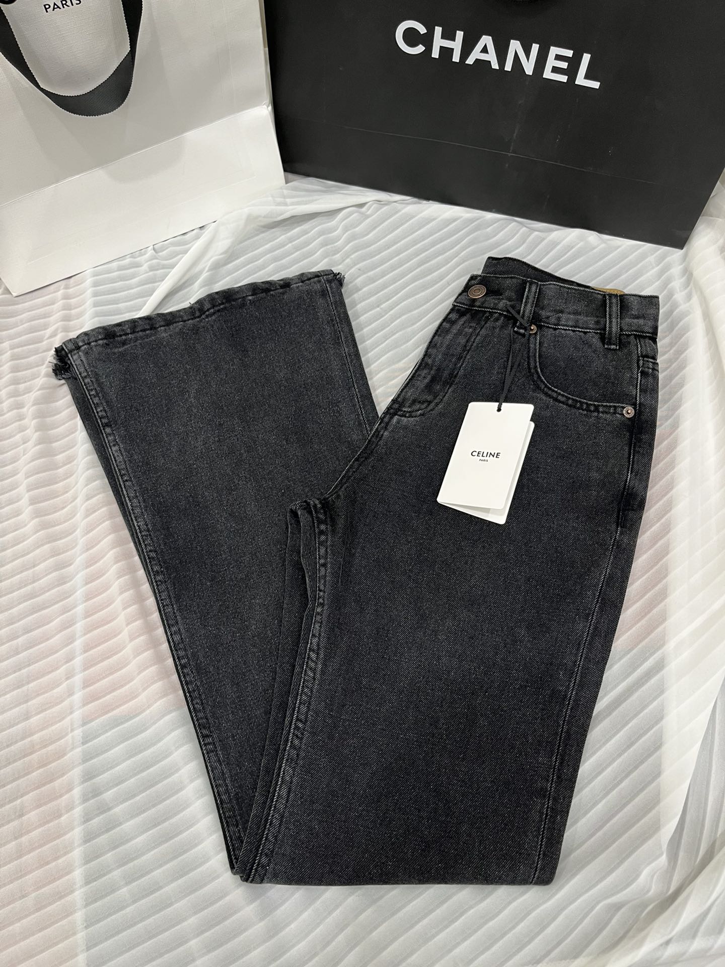 NO:297228,Celine Early Spring New Style Legs Essential Slightly Flaming Jeans!  fashionable!  The upper body is huge and slim, and the casual and handsome items are available. The water washing process of imported denim fabrics is perfectly crafted and quality, looking at the details, simple and fashionable, showing a sense of high-end. The back trouser legs are hung, simple but not lacking in high-end, and the low-key reveals a luxurious taste. Every time you turn around, you can become the focus of others' eyes! The details are true, not as good as the cost-effectiveness, only the details are of the quality!  Number of codes 26-27-28, celine, jeans, alexander wang19860909Celine  早春新款 腿精本精微喇牛仔裤！时髦！版型上身巨显瘦,休闲帅气单品,进口牛仔面料洗水工艺完美做工品质看细节,简约时尚,尽显高级感.后裤脚吊烂设计,简约而不失高级感,低调中透露着奢华品味.每一次转身,都能成为别人眼中的焦点!细节之处见真章,不比性价比,只拼细节质量！ 码数26-27-28,,celine,jeans,alexander wang,Women's clothing