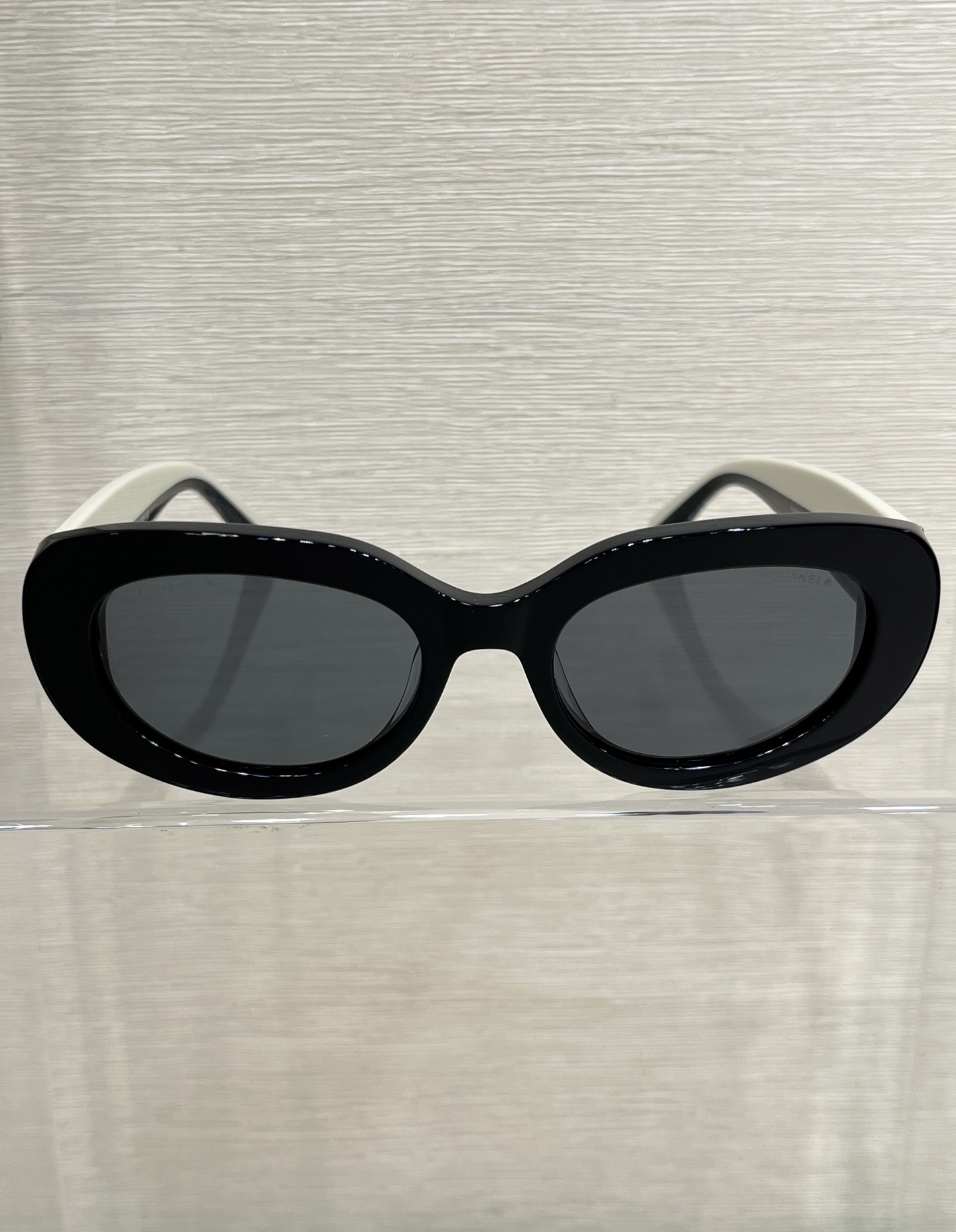 NO:856825,CH5562B The latest Xiaoxiang black and white oval sunglasses with diamonds, zp-level quality, the color details are exquisite and in place. Very elegant sunglasses, a must-have for daily wear and sun protection, Cardia high-end jewelry19860909CH5562B 最新款小香黑白带钻椭圆形墨镜 zp级品质,颜色细节都很精致到位 很显气质的墨镜,日常穿搭防嗮必备,,卡迪亚高端饰品,Jewelry