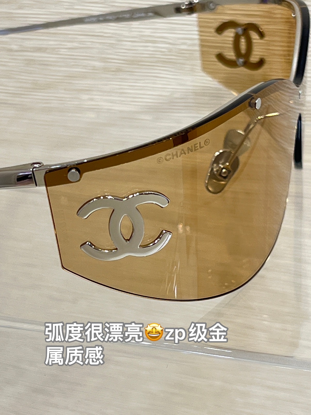 墨镜\nCoCobeach26M品zp级\n超级火爆☀️度假搭配很出色\n配图片包装一套。