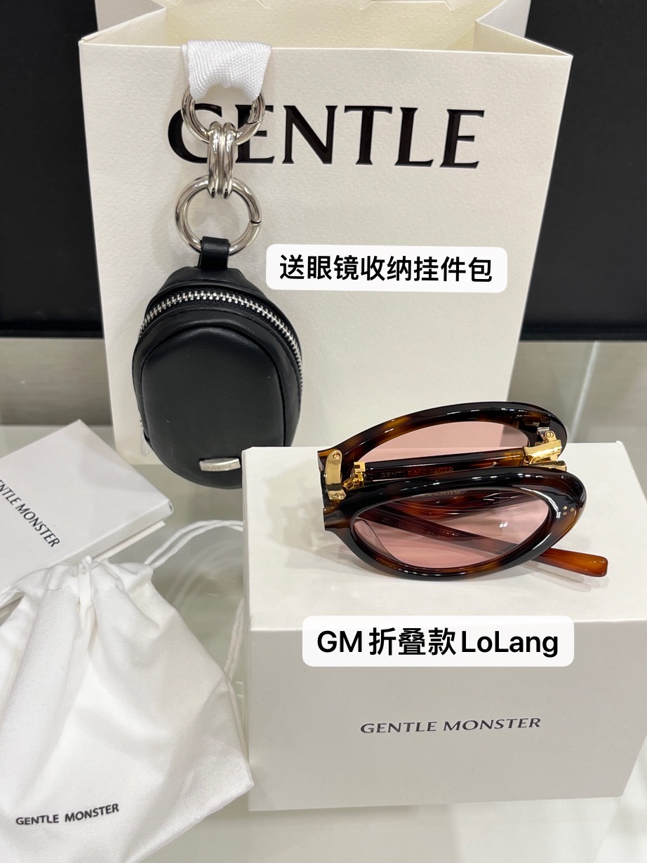 GM-LoLang️\nbaby、于适同款折叠太阳镜\n配送挂件眼睛收纳包\n️随意挂着装饰，好看又方便
