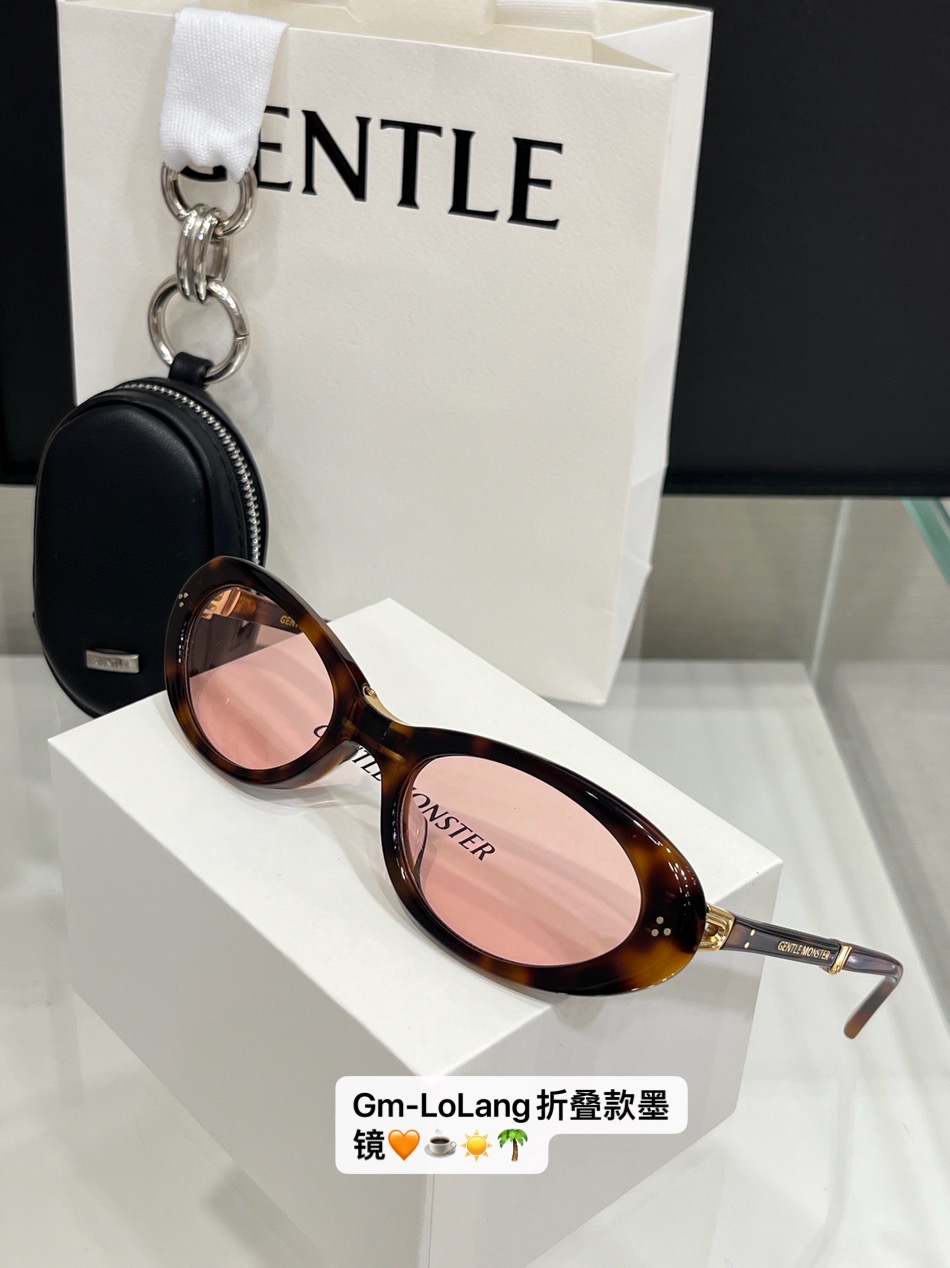 GM-LoLang️\nbaby、于适同款折叠太阳镜\n配送挂件眼睛收纳包\n️随意挂着装饰，好看又方便
