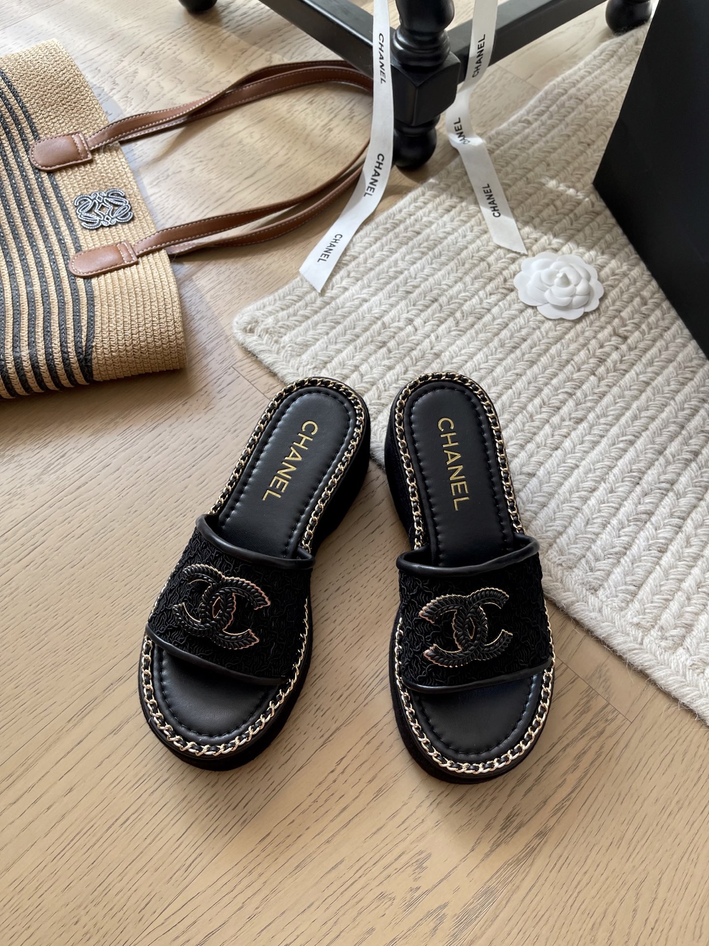 NO:406835,Chanel 25c early spring new braided sandals series!  Top version!  If you want to sell, please see the high-quality products. Upper braided inner sheepskin original non-slip sole. Size 34-41. '34 40 41. Customized, no return or replacement.' Slippers, chanel, sandals, slippers, sheepskin19860909Chanel 25c早春新款编织凉鞋系列！ 顶级版本！抢先发售 要高货的看过来 鞋面编织内里羊皮 原版防滑大底 码数34-41 「34 40 41定制不退不换」,拖鞋,chanel,sandals,slippers,sheepskin,Women's Shoes