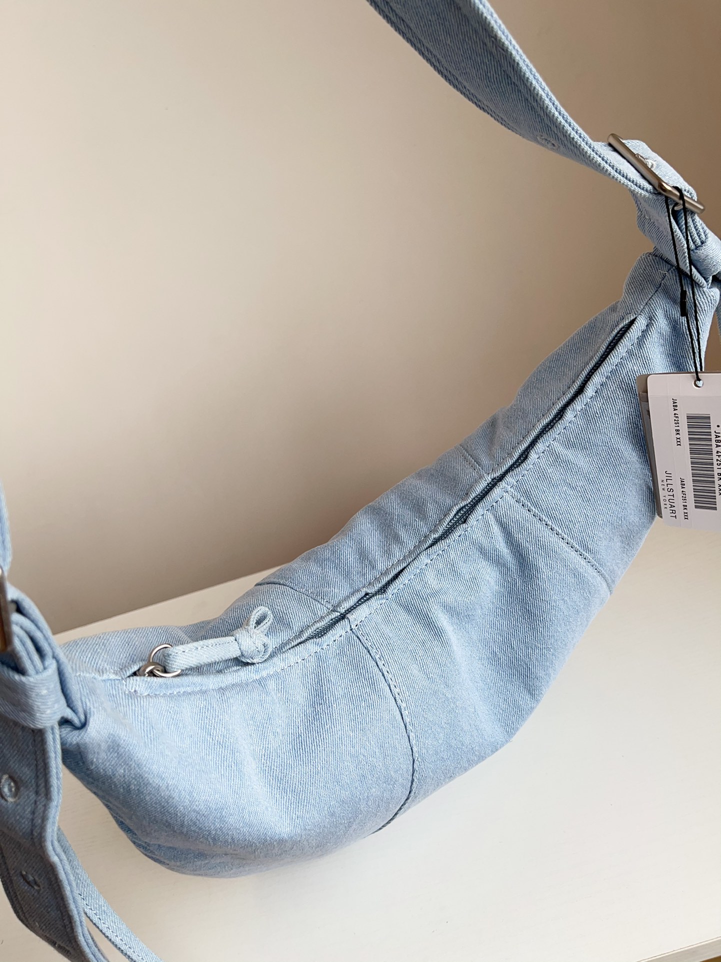Denim in a distinctive color. - Comprehensive 6