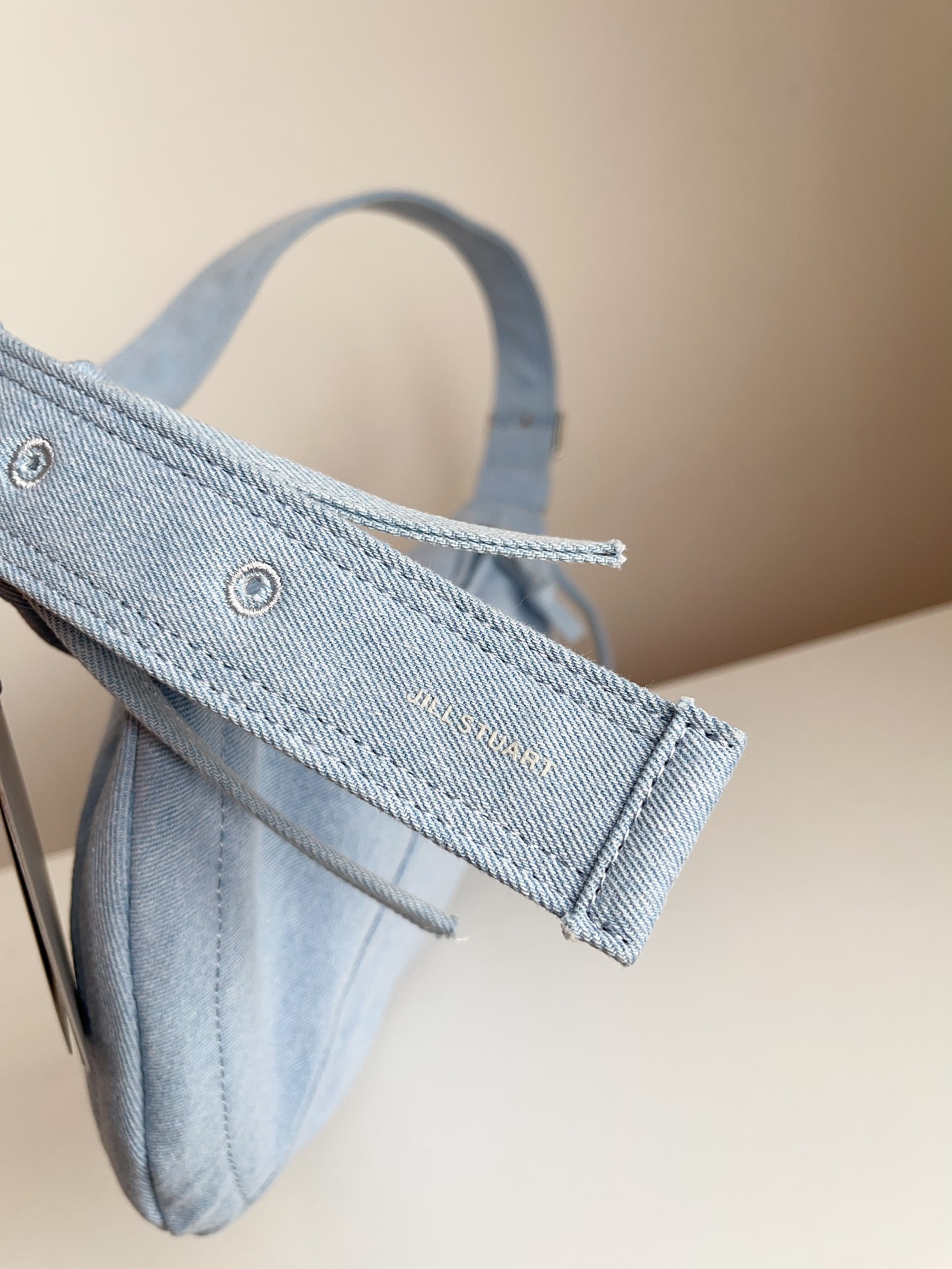 Denim in a distinctive color. - Comprehensive 4