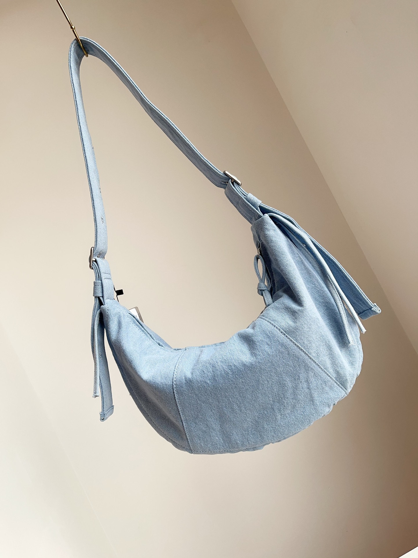 Denim in a distinctive color. - Comprehensive 2