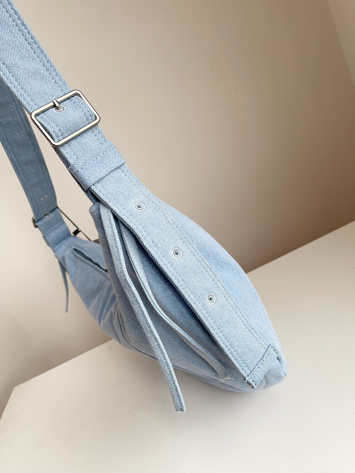 Denim in a distinctive color. - Comprehensive 3