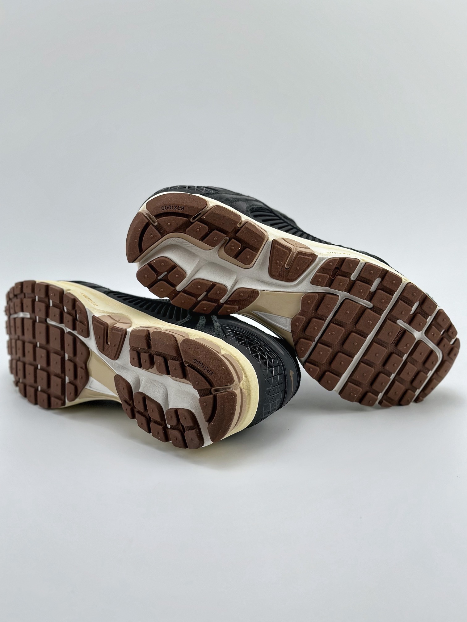 NIKE ZOOM Vomero 5 SP 复古风潮 网面透气运动鞋 FD0533-010
