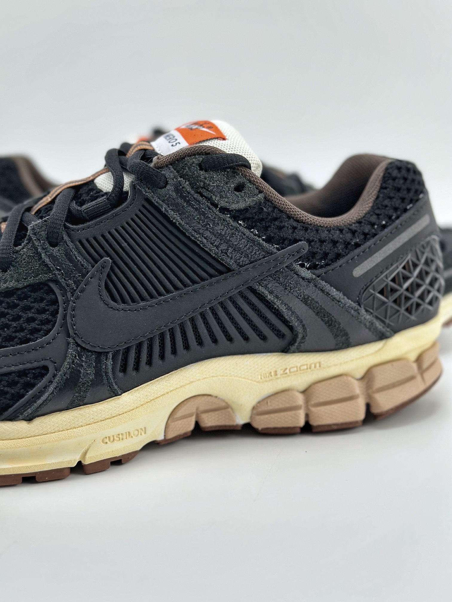 NIKE ZOOM Vomero 5 SP 复古风潮 网面透气运动鞋 FD0533-010