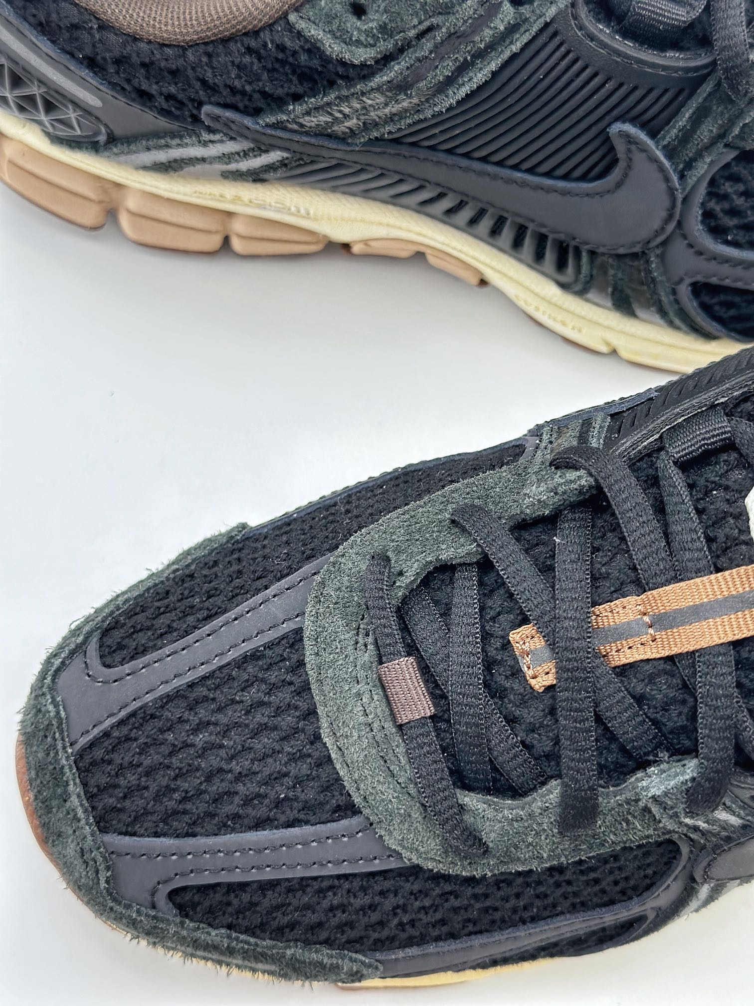 NIKE ZOOM Vomero 5 SP 复古风潮 网面透气运动鞋 FD0533-010
