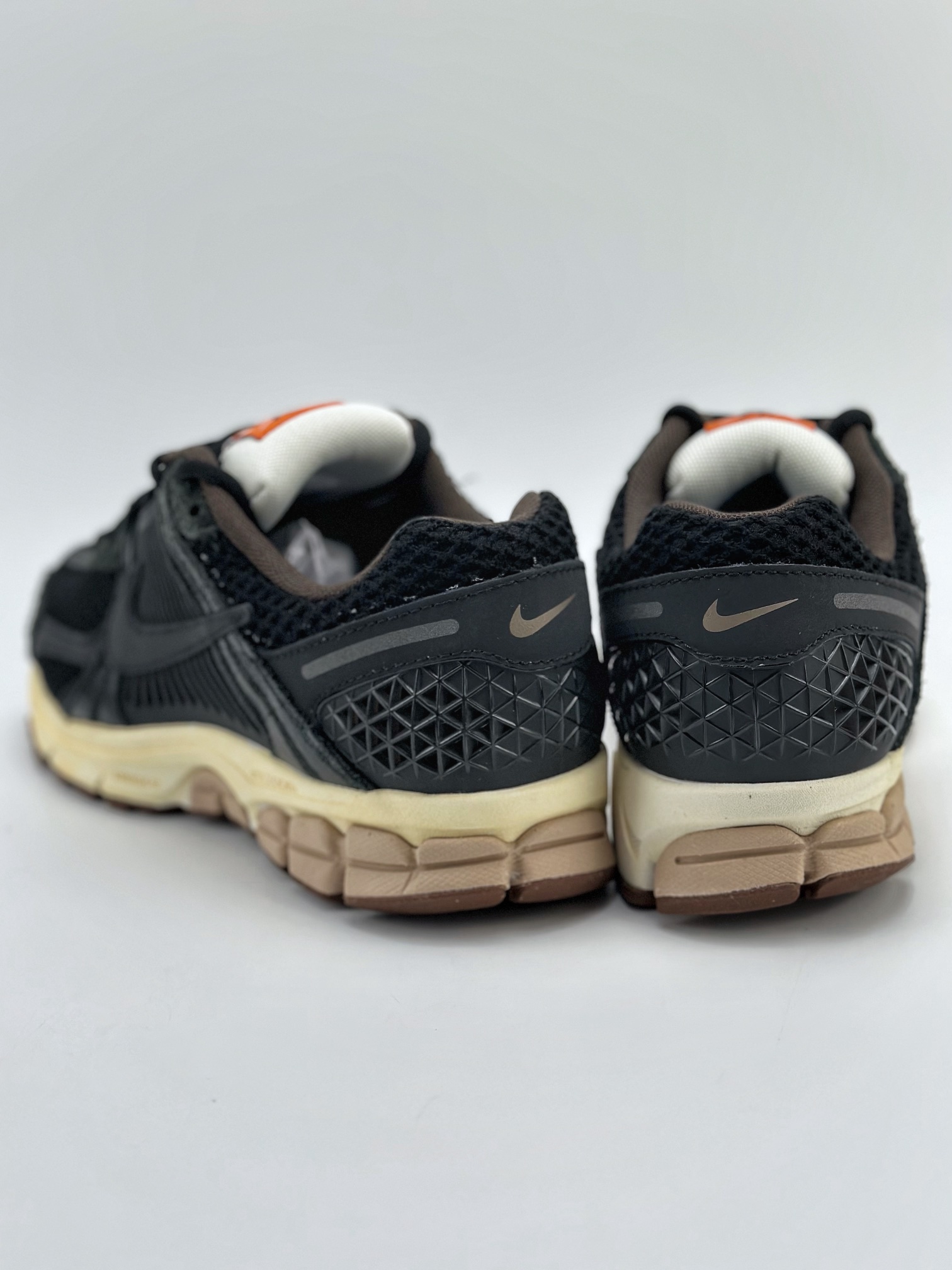 NIKE ZOOM Vomero 5 SP 复古风潮 网面透气运动鞋 FD0533-010